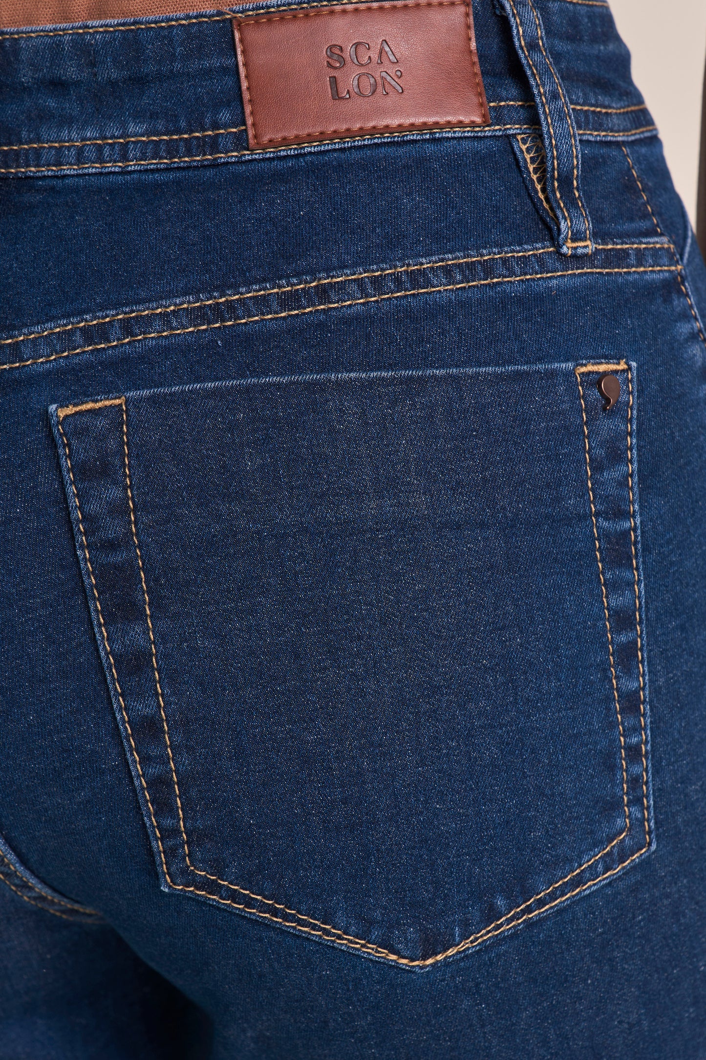 Calça Jeans Flare Cintura Intermediária com Detalhe Bolso Relógio