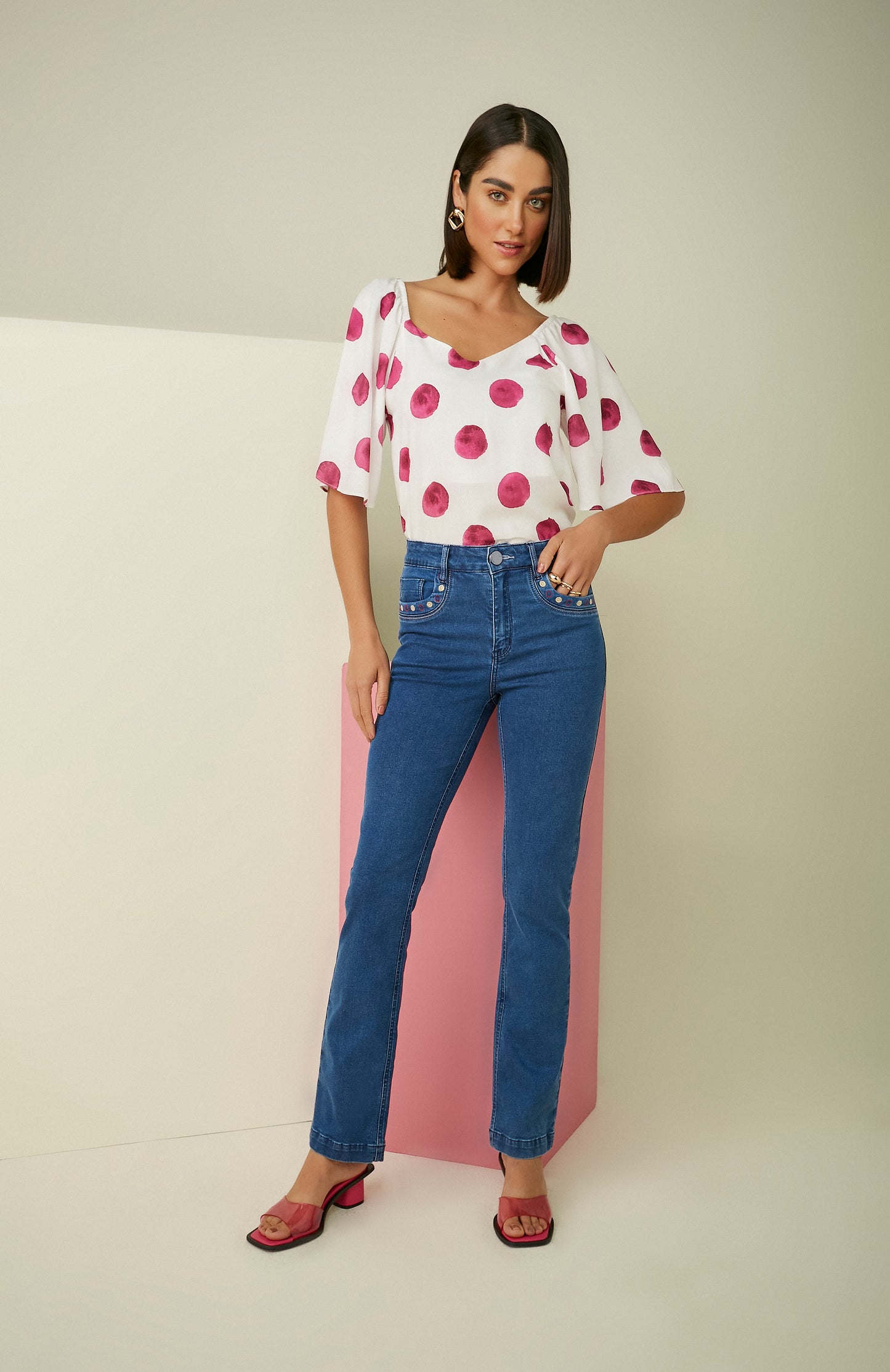 calça jeans reta cintura intermediária com bordado