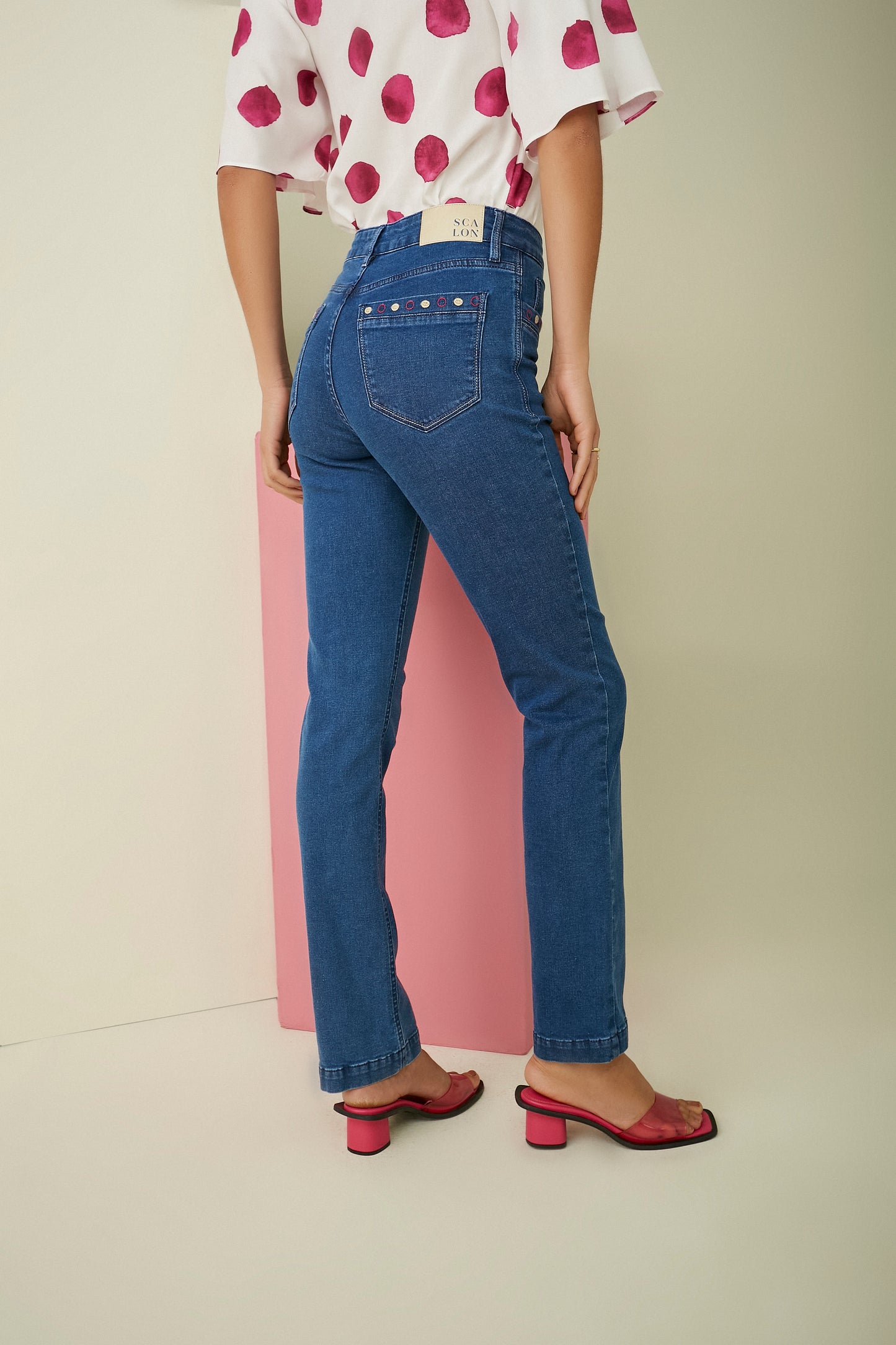 calça jeans reta cintura intermediária com bordado