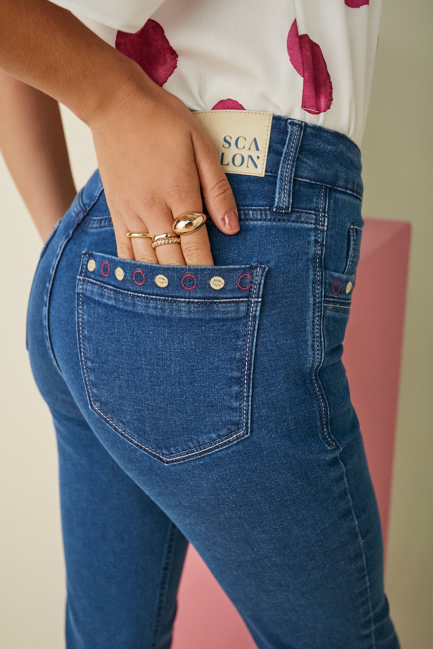 calça jeans reta cintura intermediária com bordado