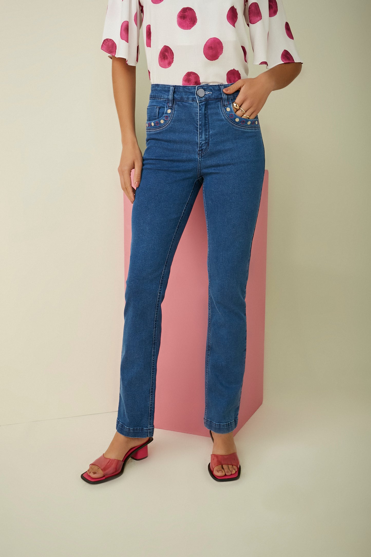 calça jeans reta cintura intermediária com bordado