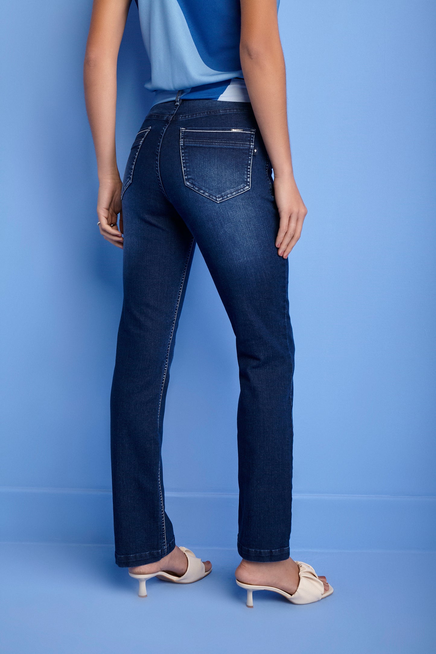 calça jeans reta cintura intermediária