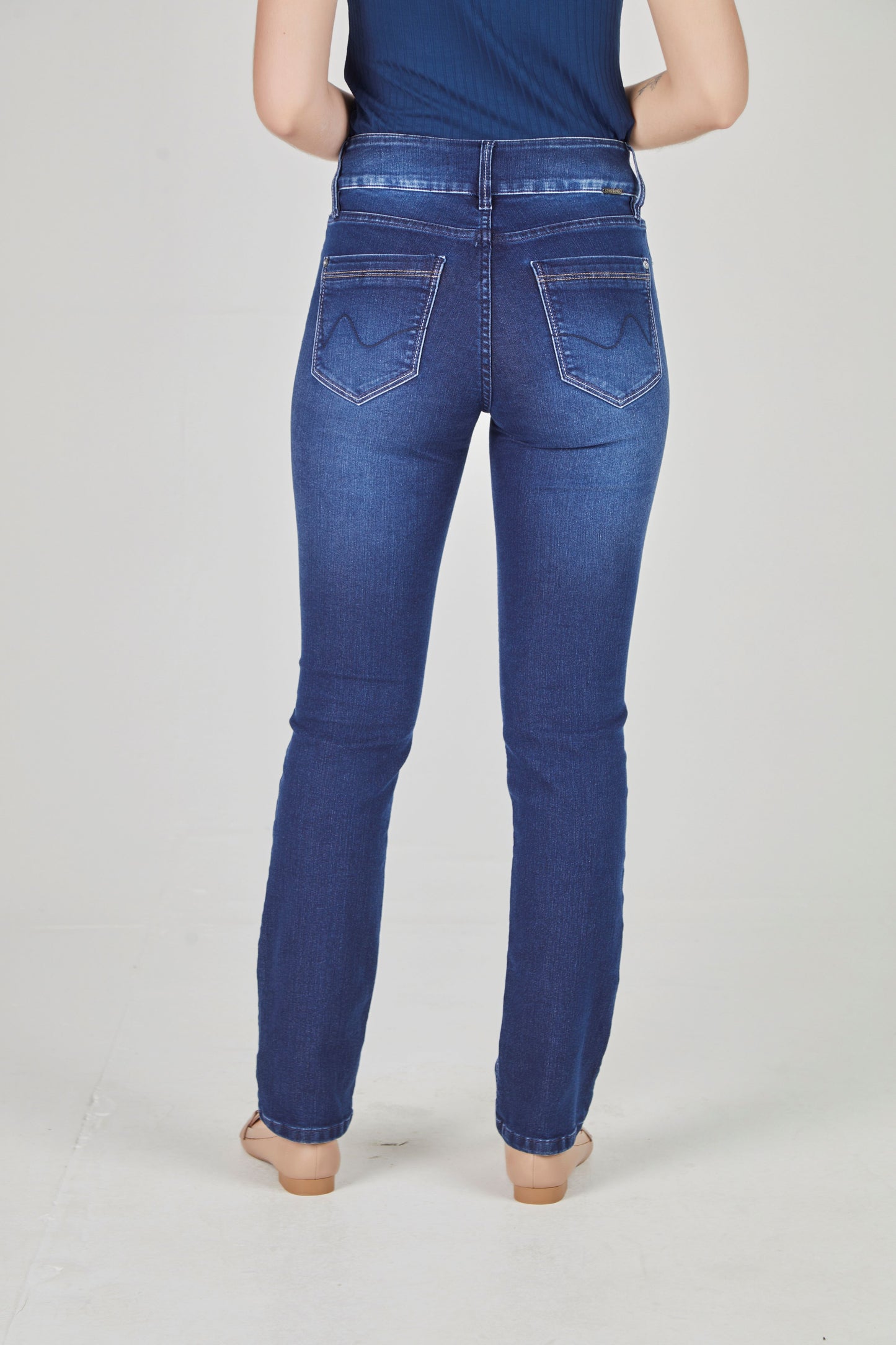 calça jeans reta cintura intermediária cós largo