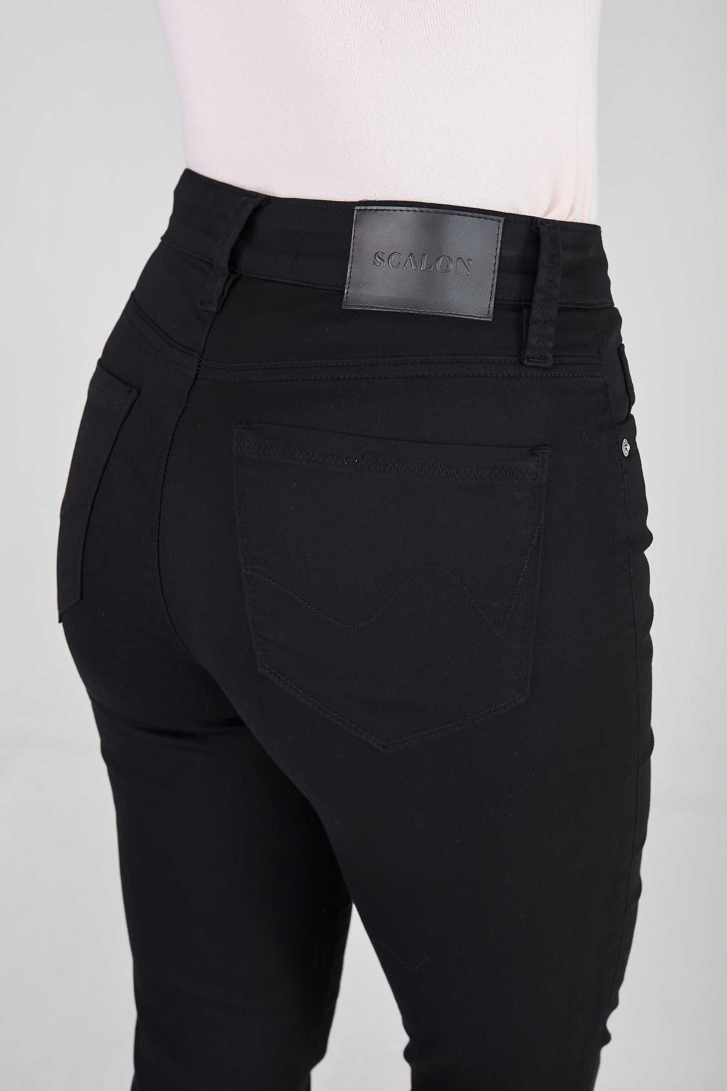 calça sarja color reta cintura intermediária básica