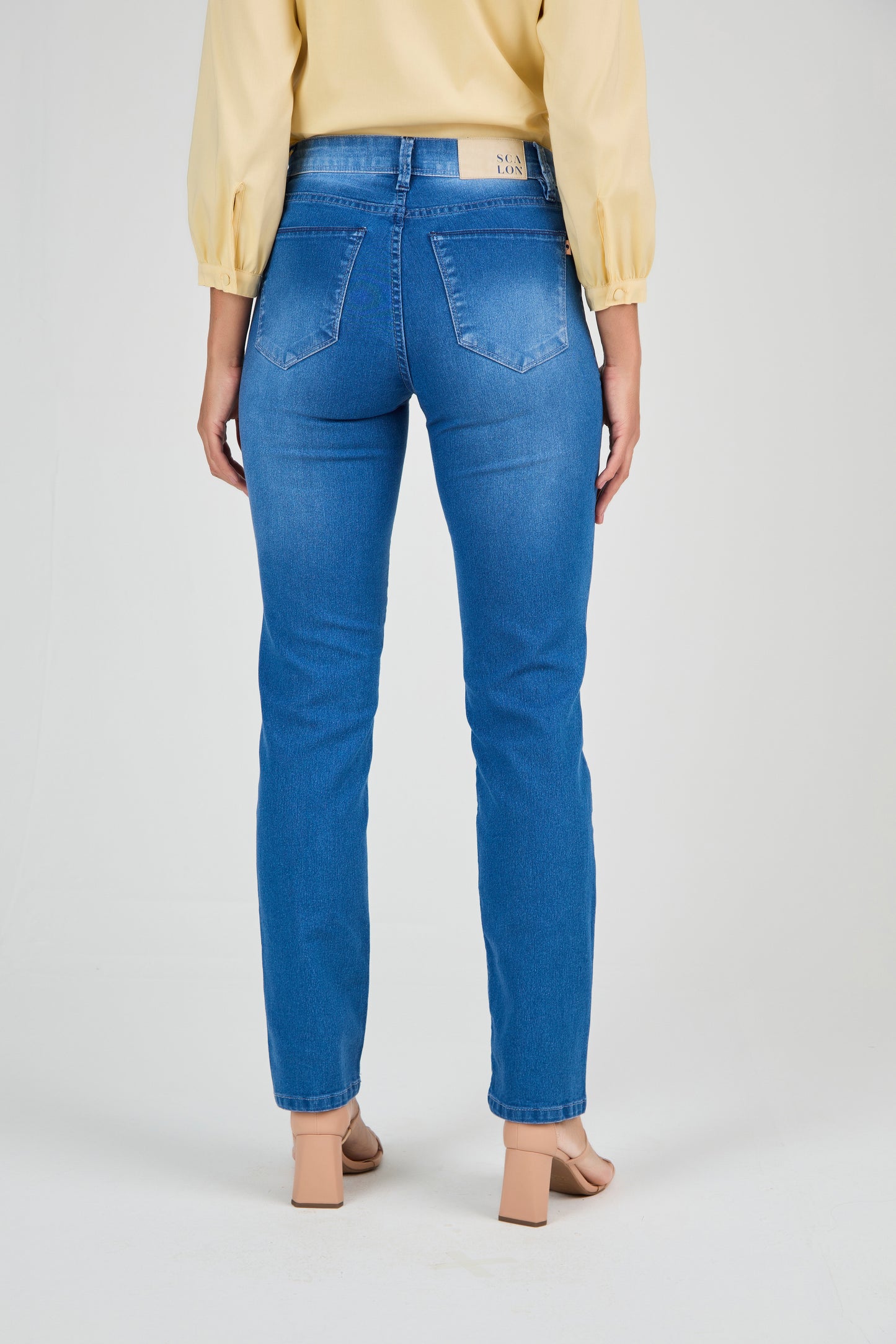 calça jeans reta cintura intermediria