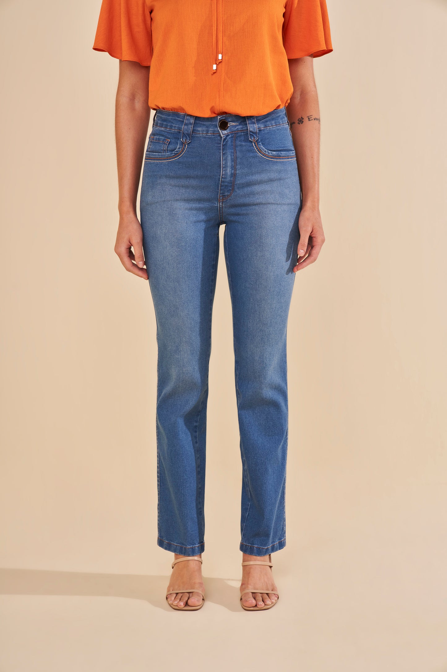 calça jeans reta cintura intermediária com detalhe ponto corrente
