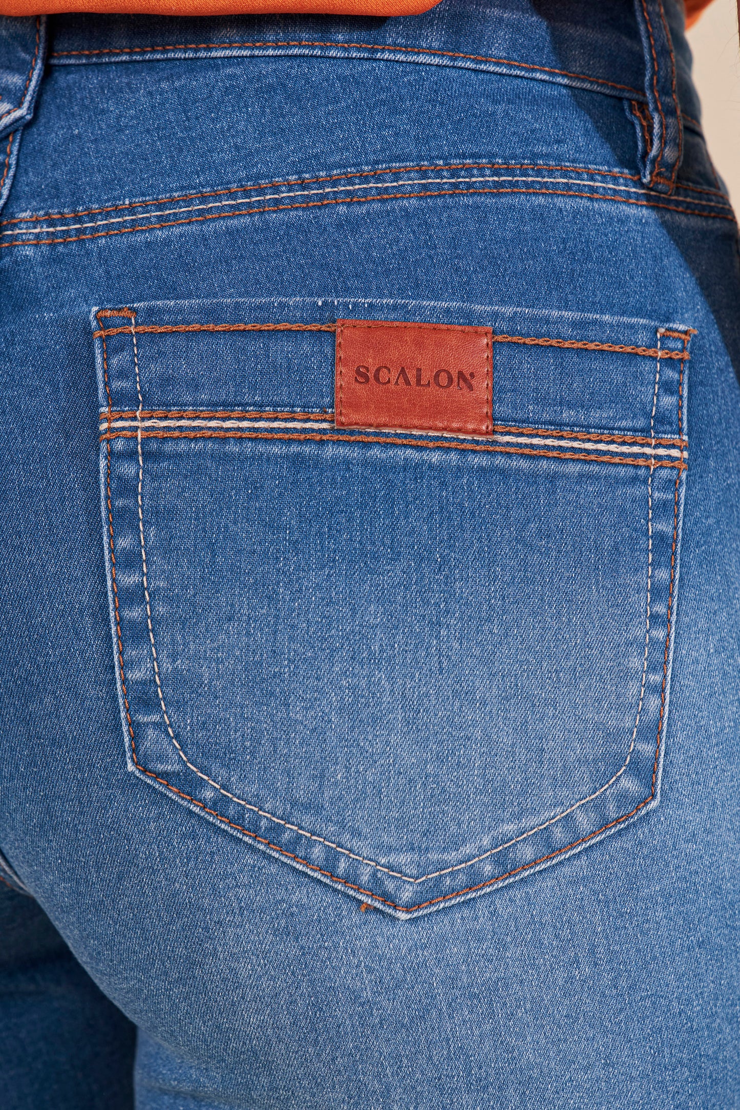 calça jeans reta cintura intermediária com detalhe ponto corrente