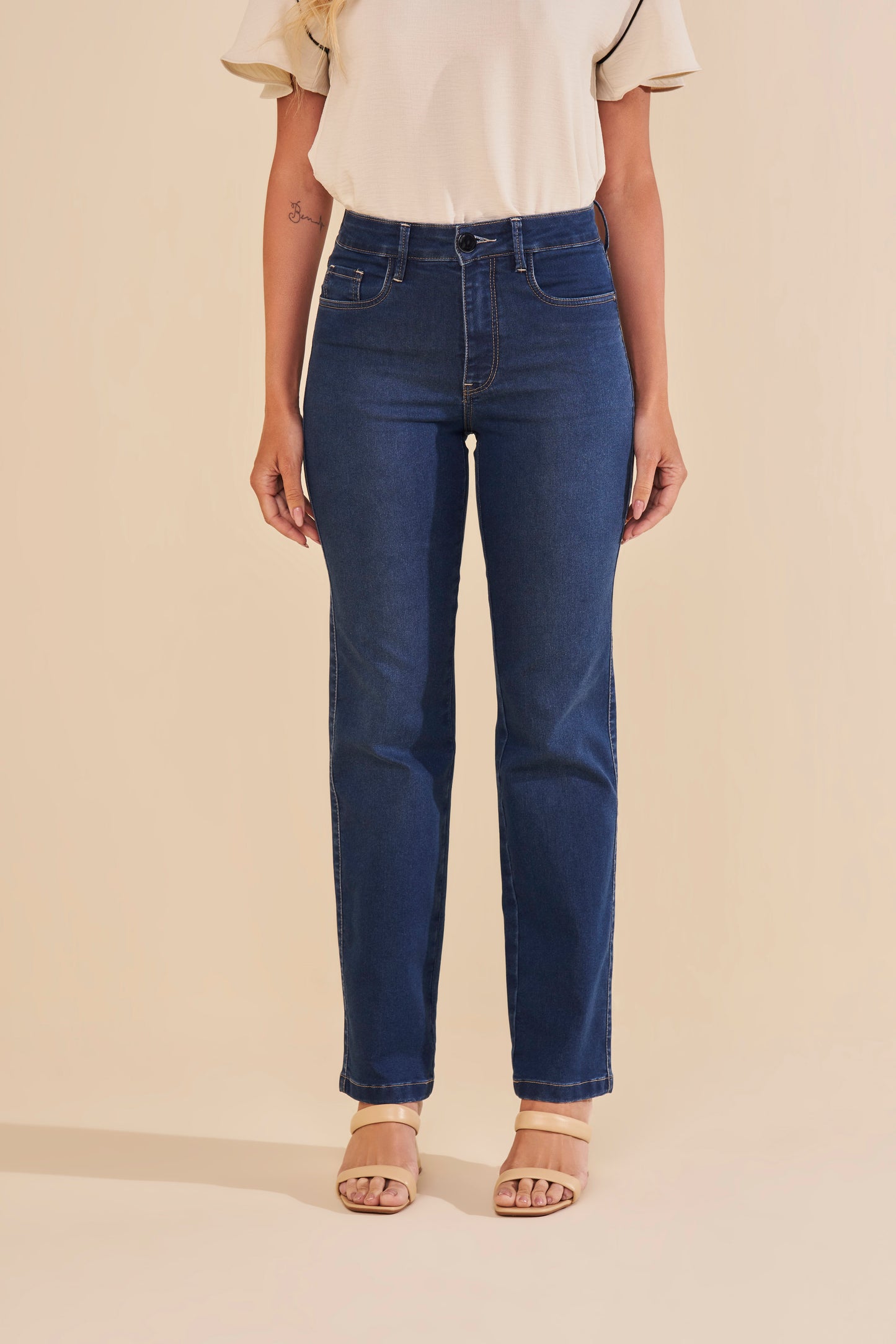 calça jeans reta cintura intermediária com recortes bordado