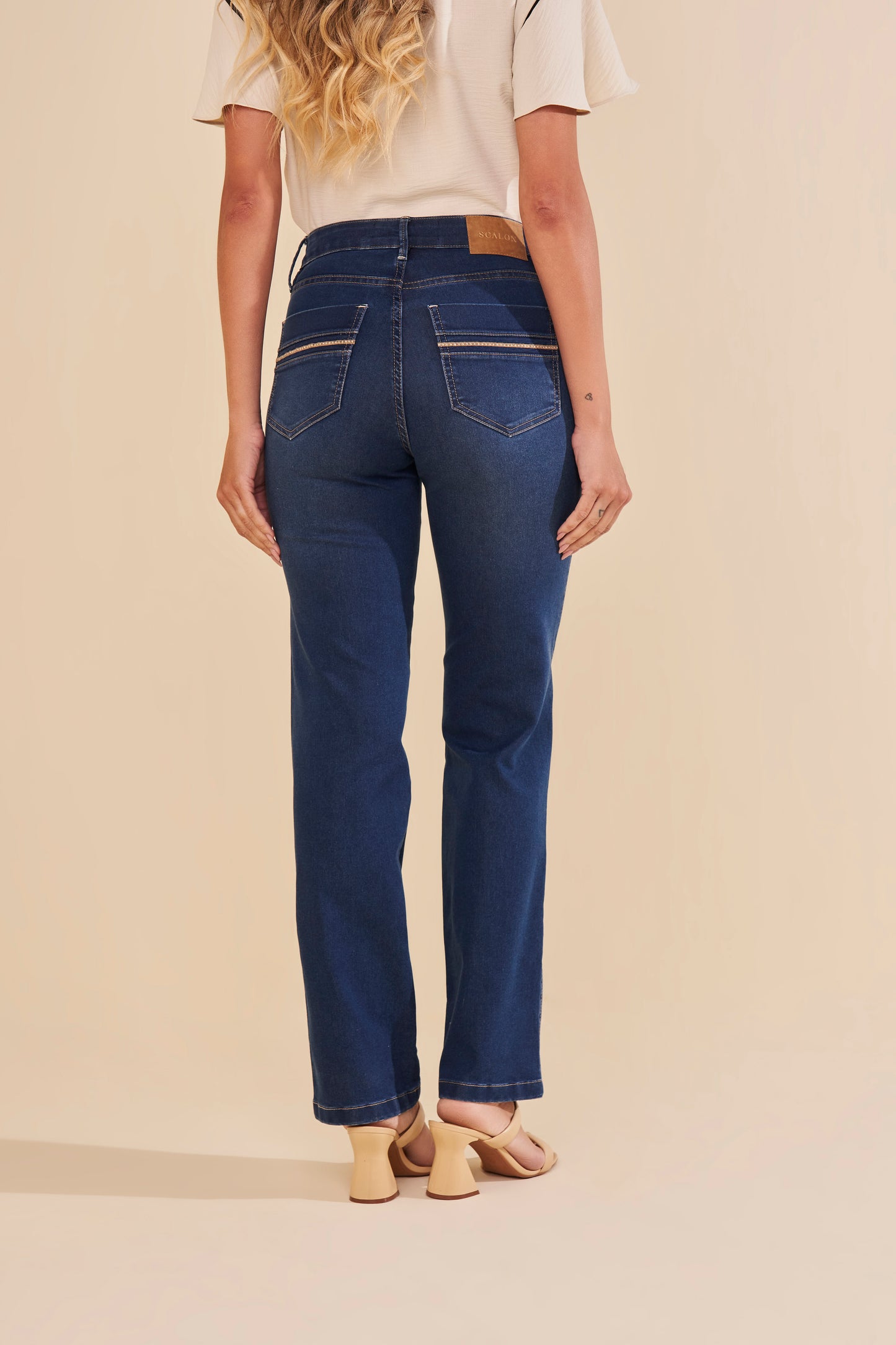 calça jeans reta cintura intermediária com recortes bordado