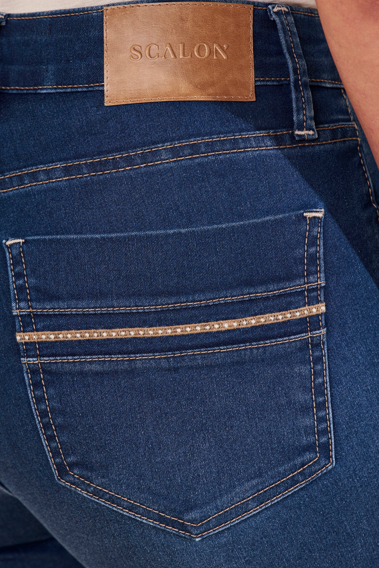calça jeans reta cintura intermediária com recortes bordado