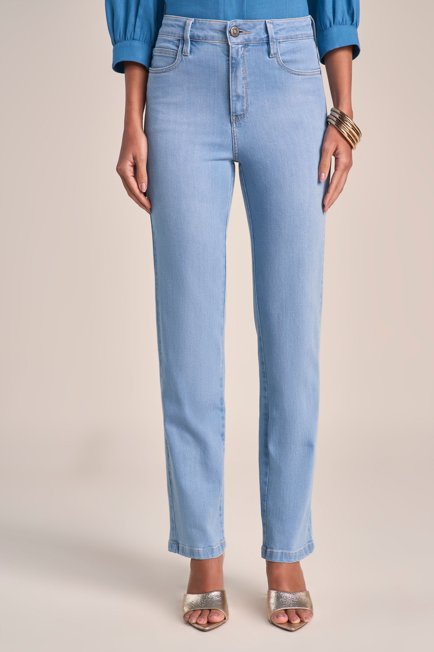 Calça Jeans Reta Cintura Intermediária com Bordado e Cristais