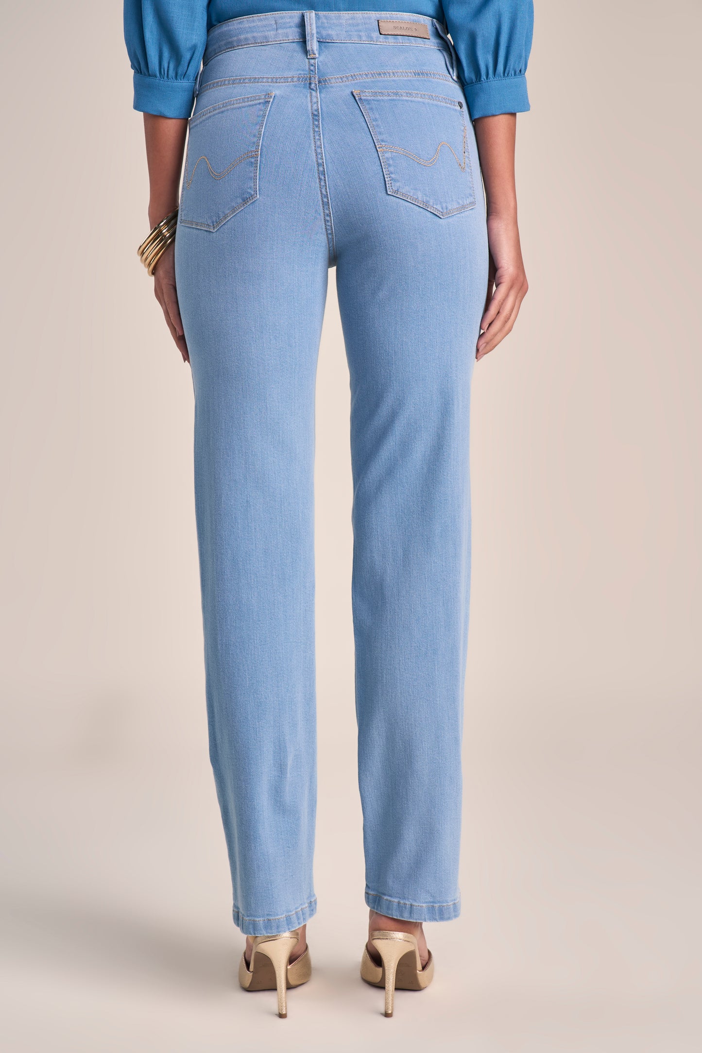 Calça Jeans Reta Cintura Intermediária com Bordado e Cristais