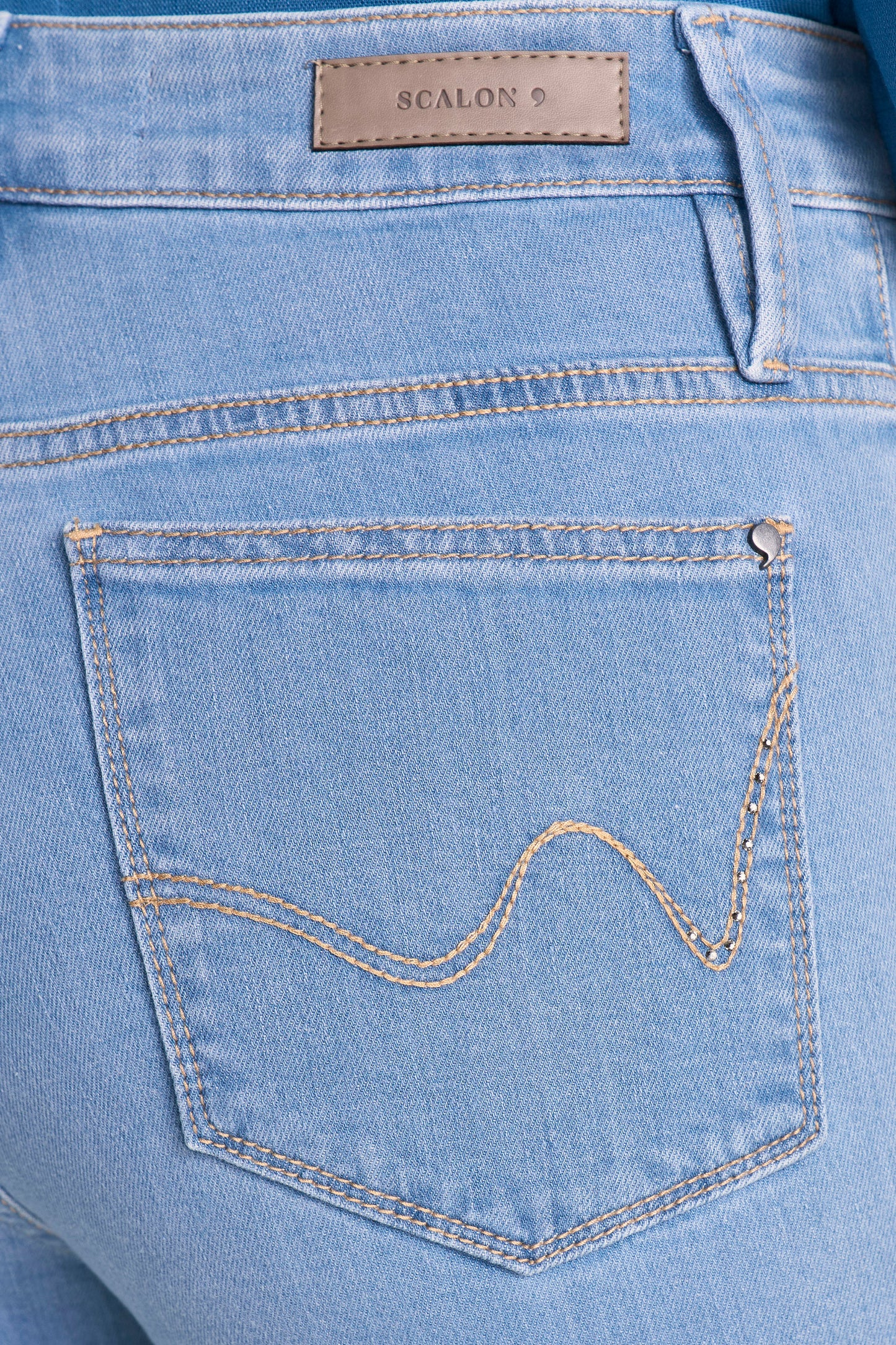 Calça Jeans Reta Cintura Intermediária com Bordado e Cristais