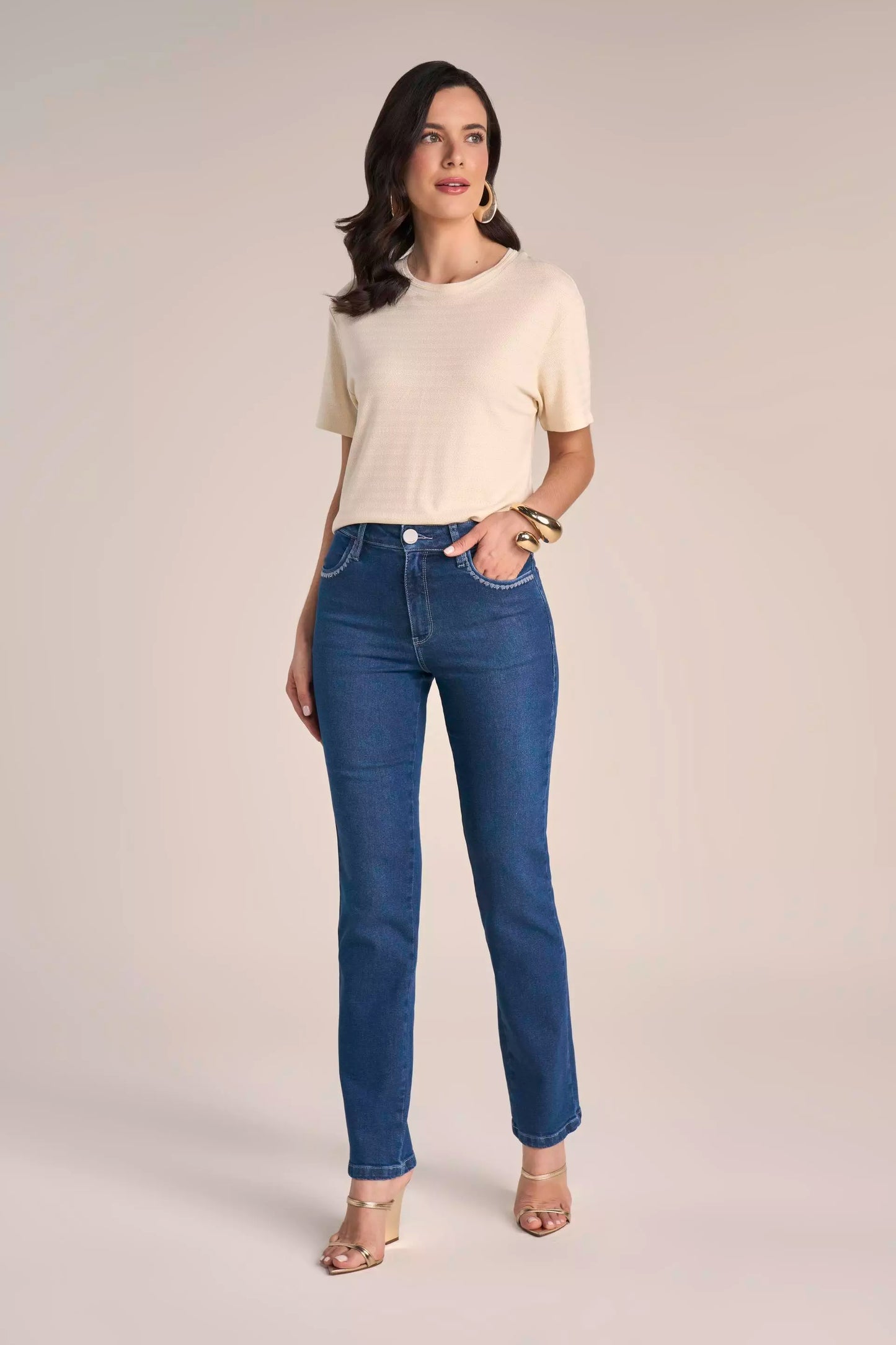 Calça Jeans Reta Cintura Intermediária com Bordado e Cristais