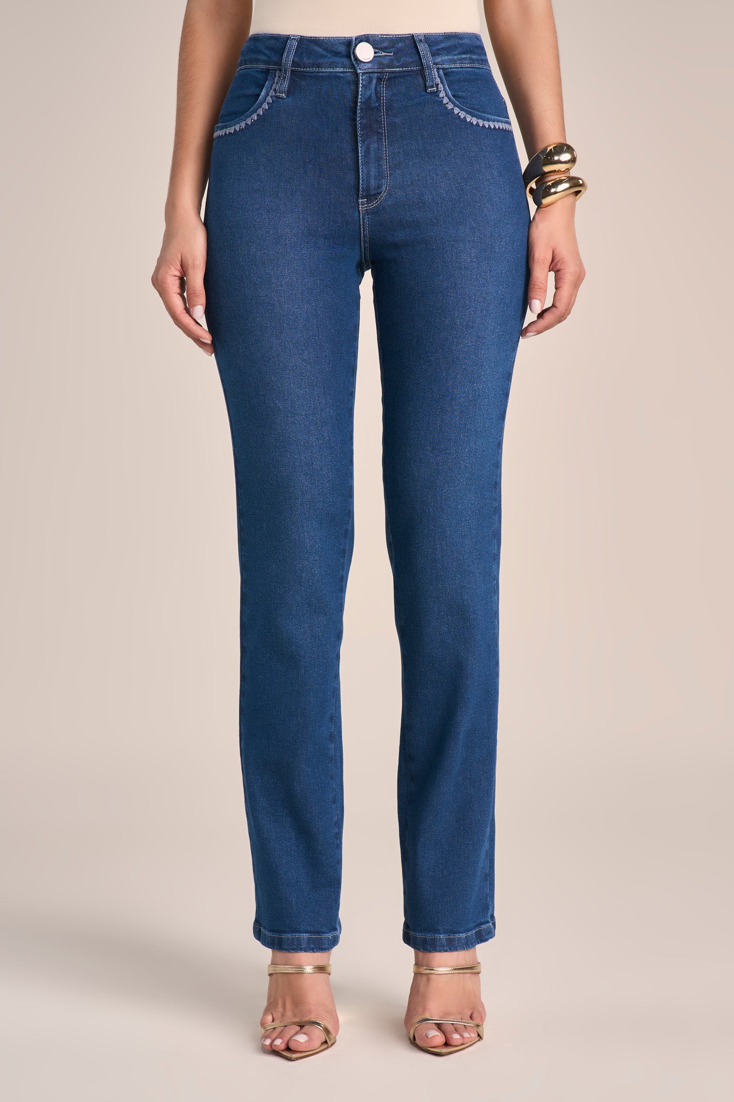 Calça Jeans Reta Cintura Intermediária com Bordado e Cristais