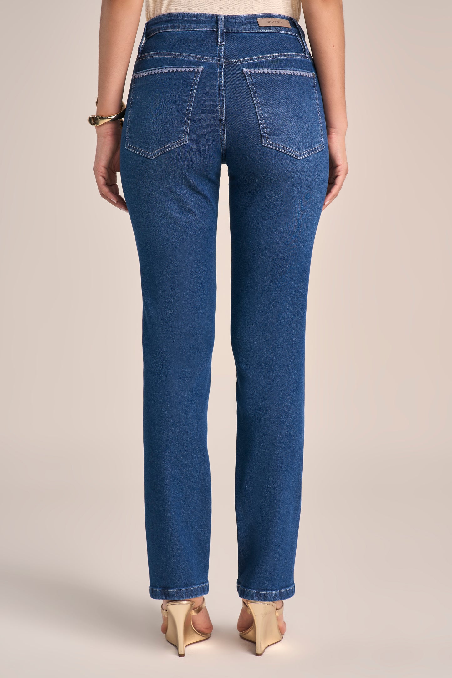 Calça Jeans Reta Cintura Intermediária com Bordado e Cristais