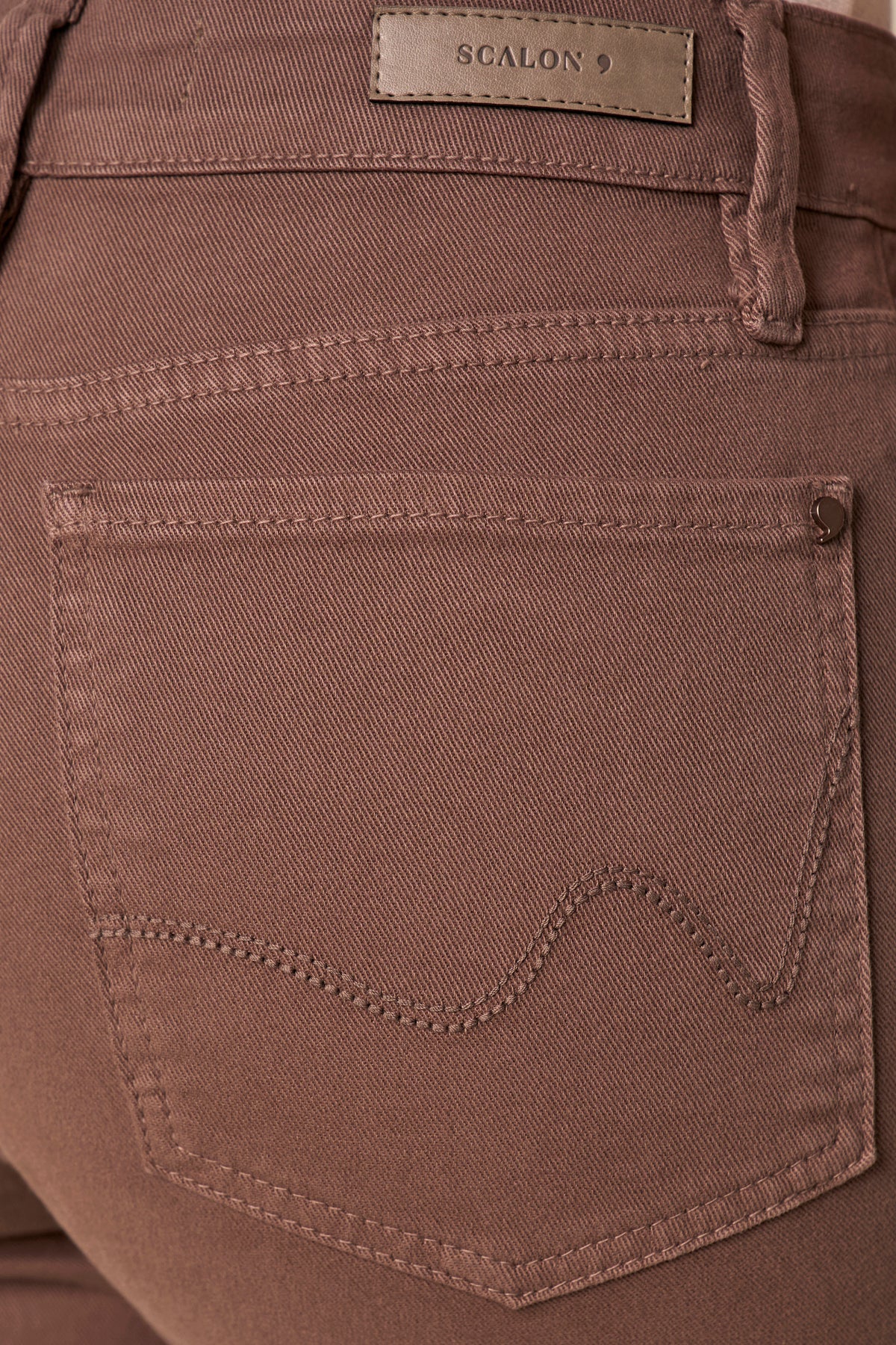 calça sarja color reta cintura intermediária com bordado