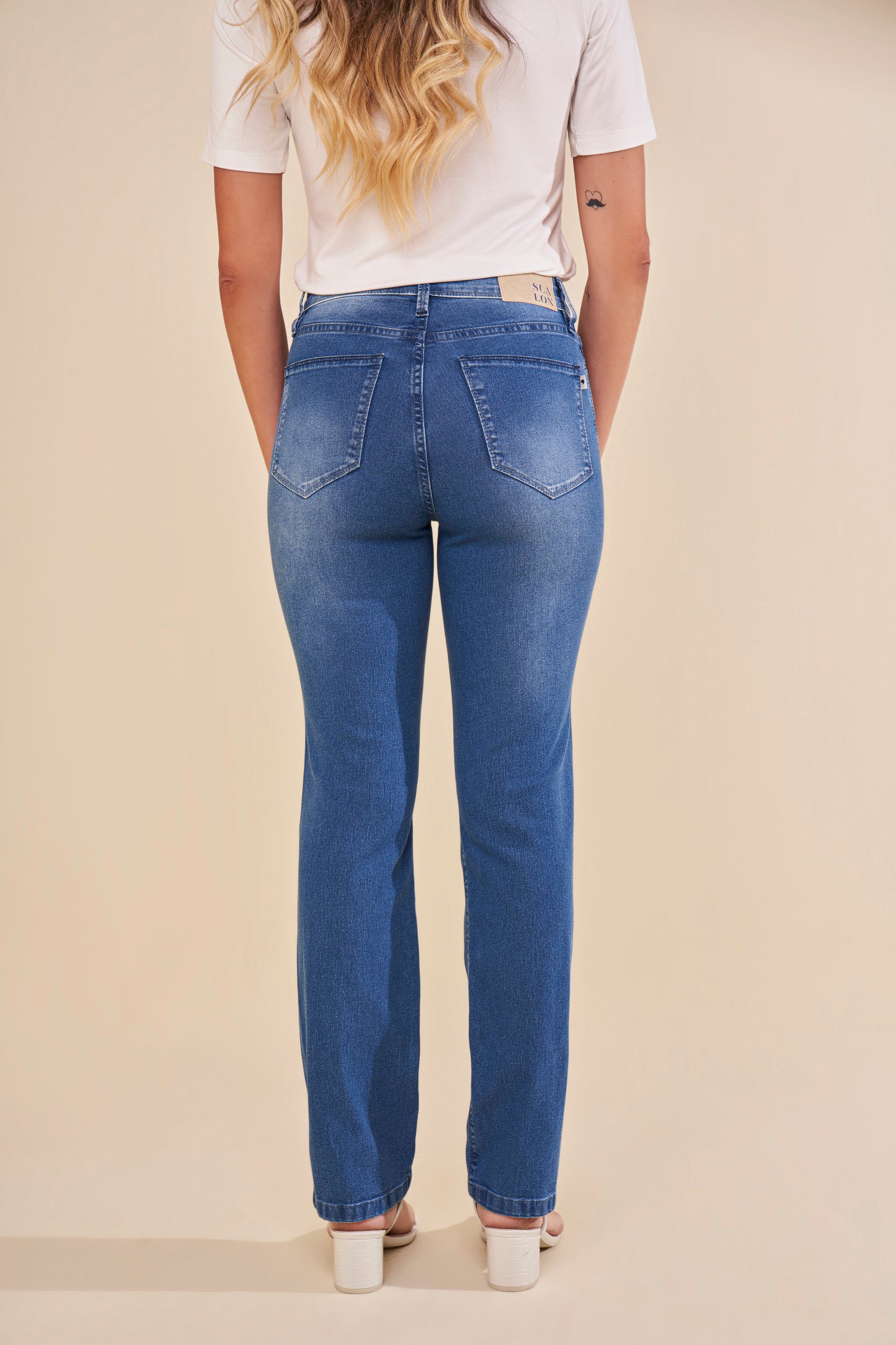 calça jeans reta cintura intermediária