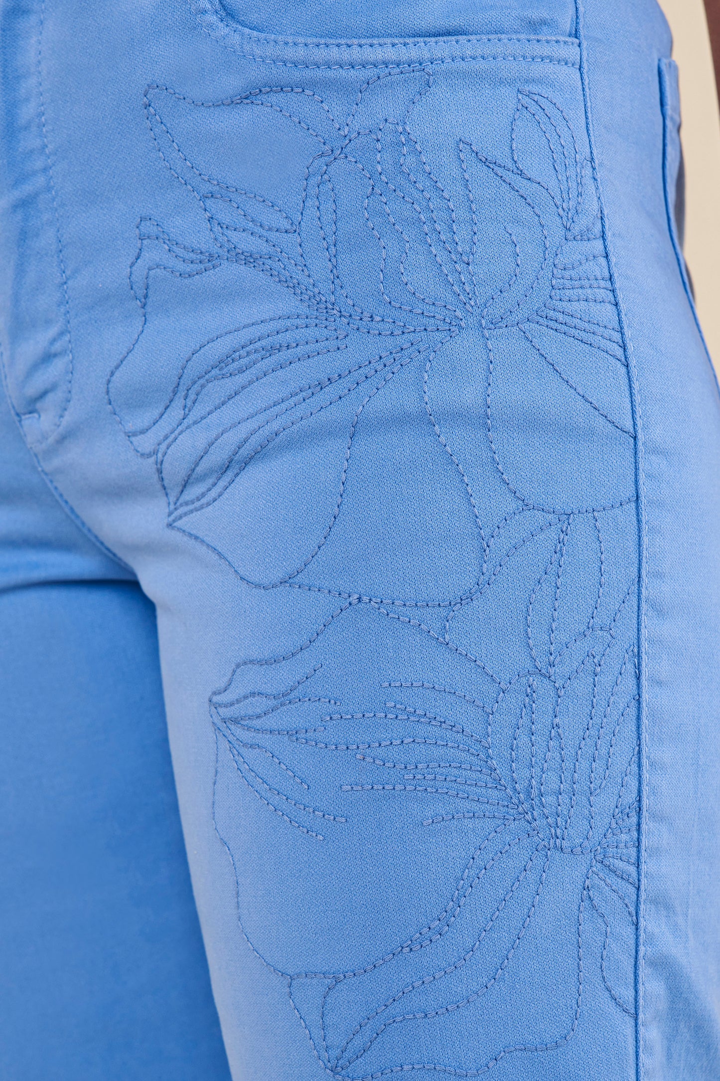 calça malha color reta cintura intermediária com bordado