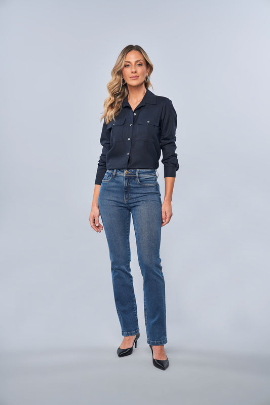 calça jeans reta cintura intermediária detalhe correntinha