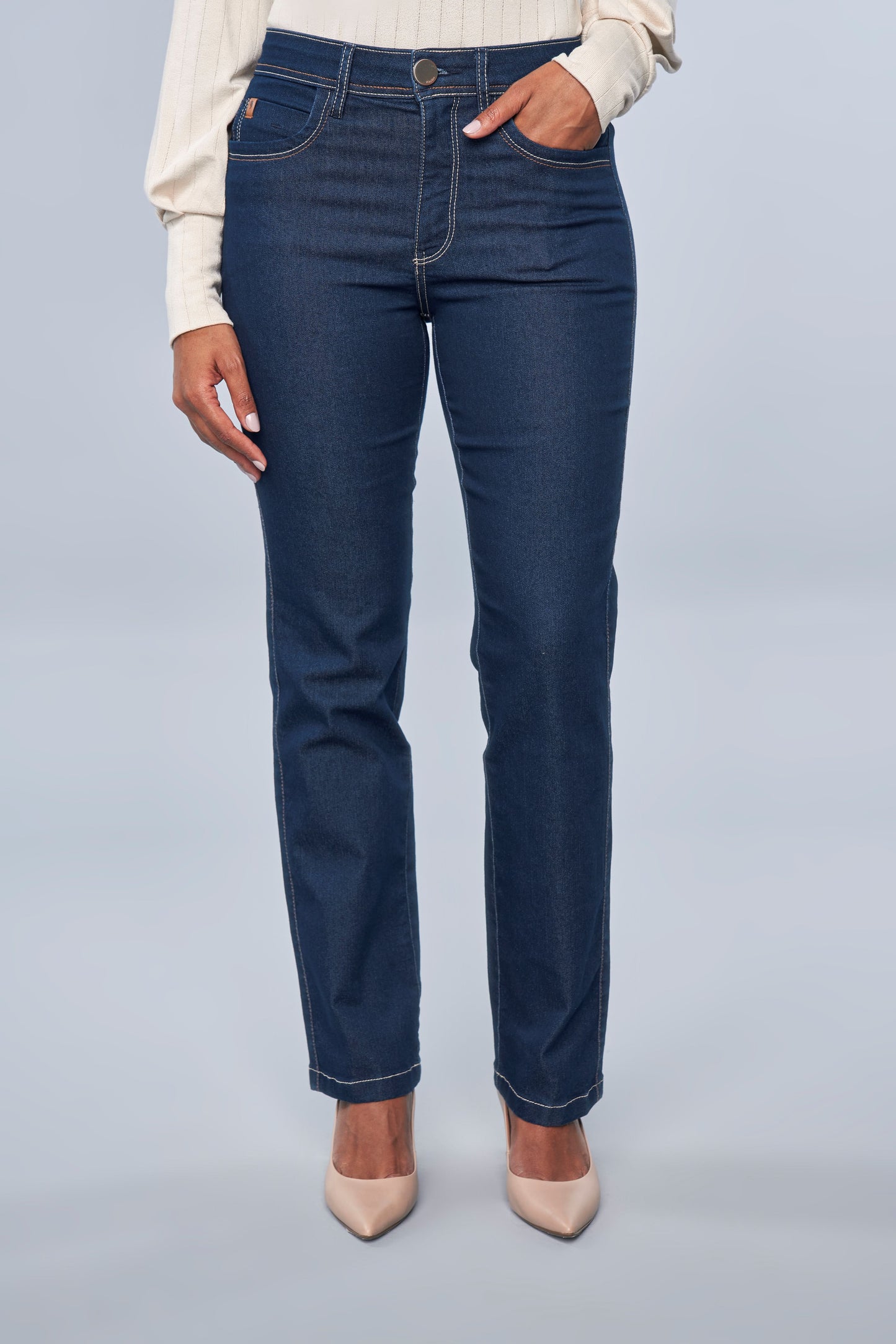 calça jeans reta cintura intermediária detalhe pespontos