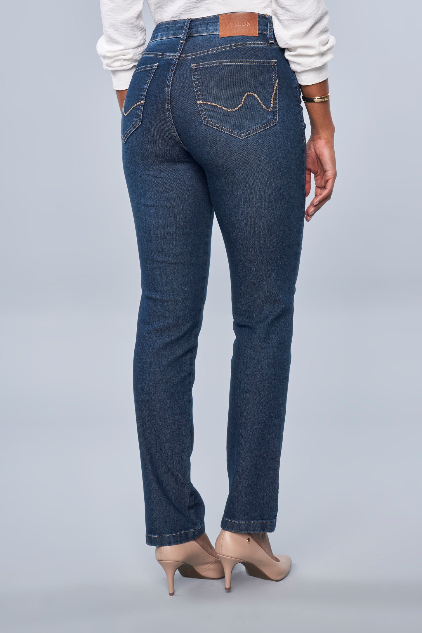 calça jeans reta cintura intermediária com nervuras