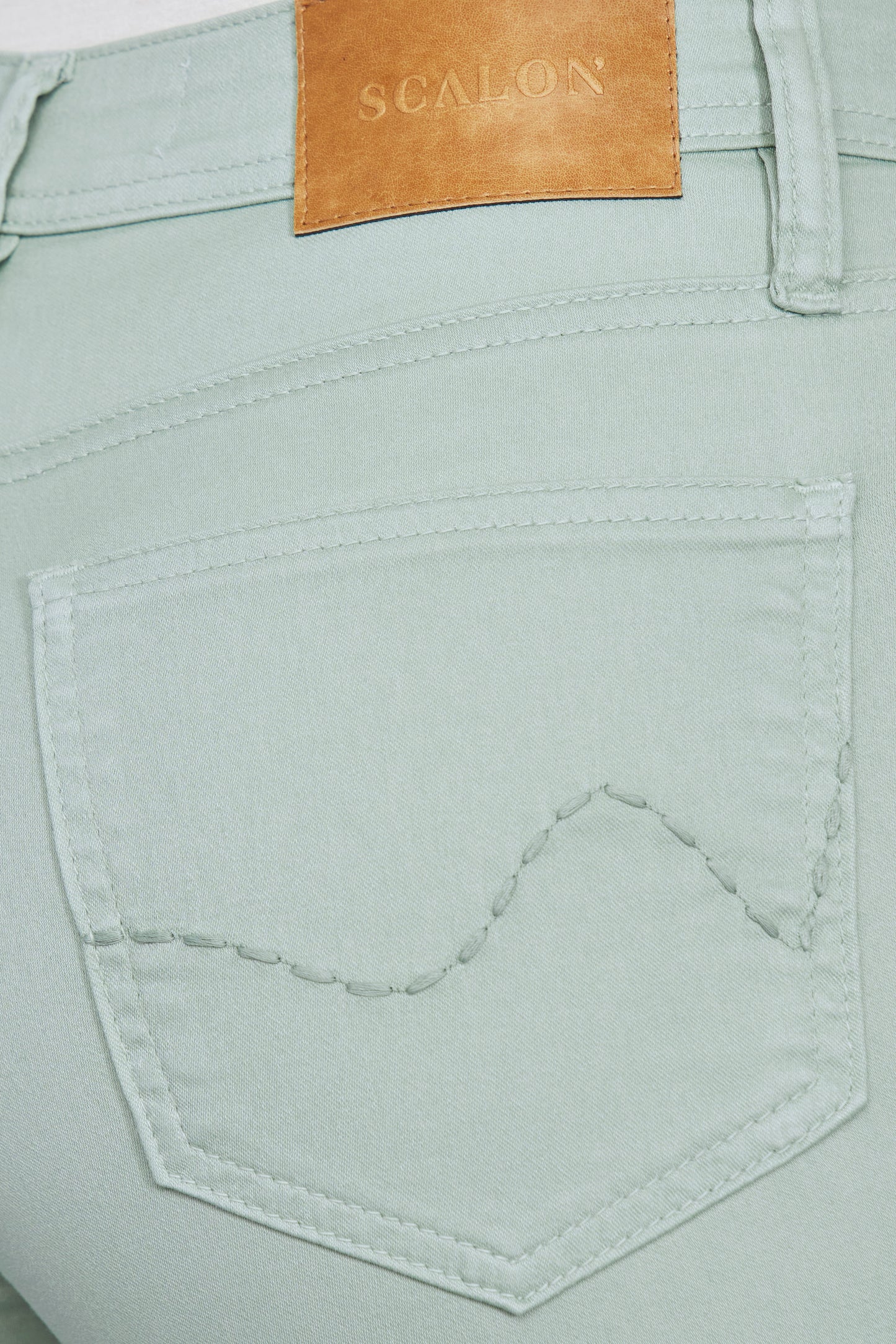 calça sarja color reta cintura intermediária básica