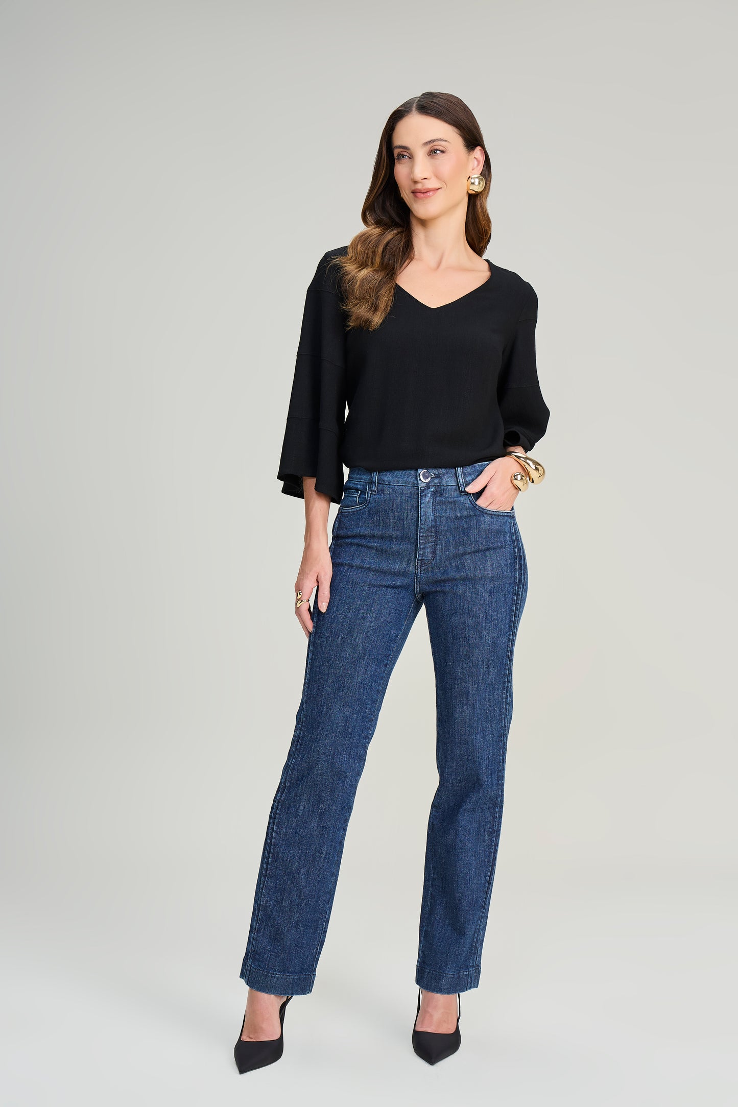 calça jeans reta cintura intermediária com nervuras