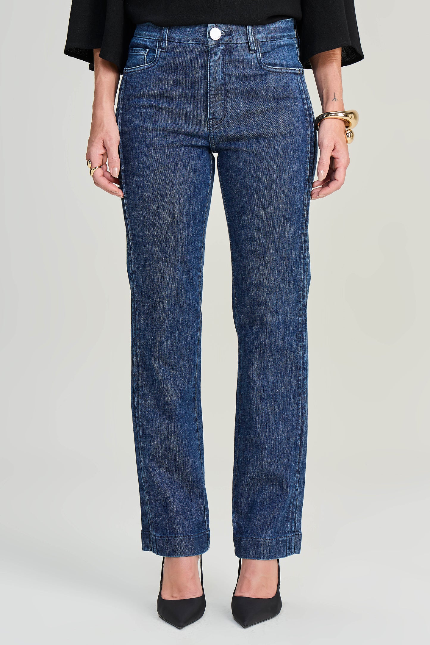 calça jeans reta cintura intermediária com nervuras