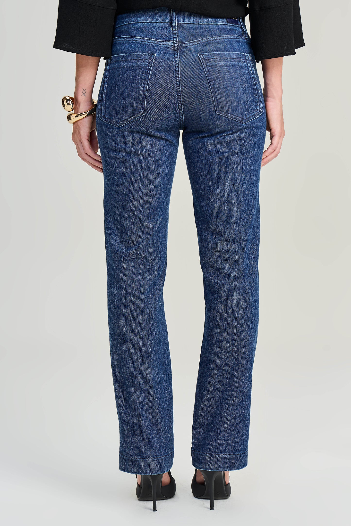 calça jeans reta cintura intermediária com nervuras