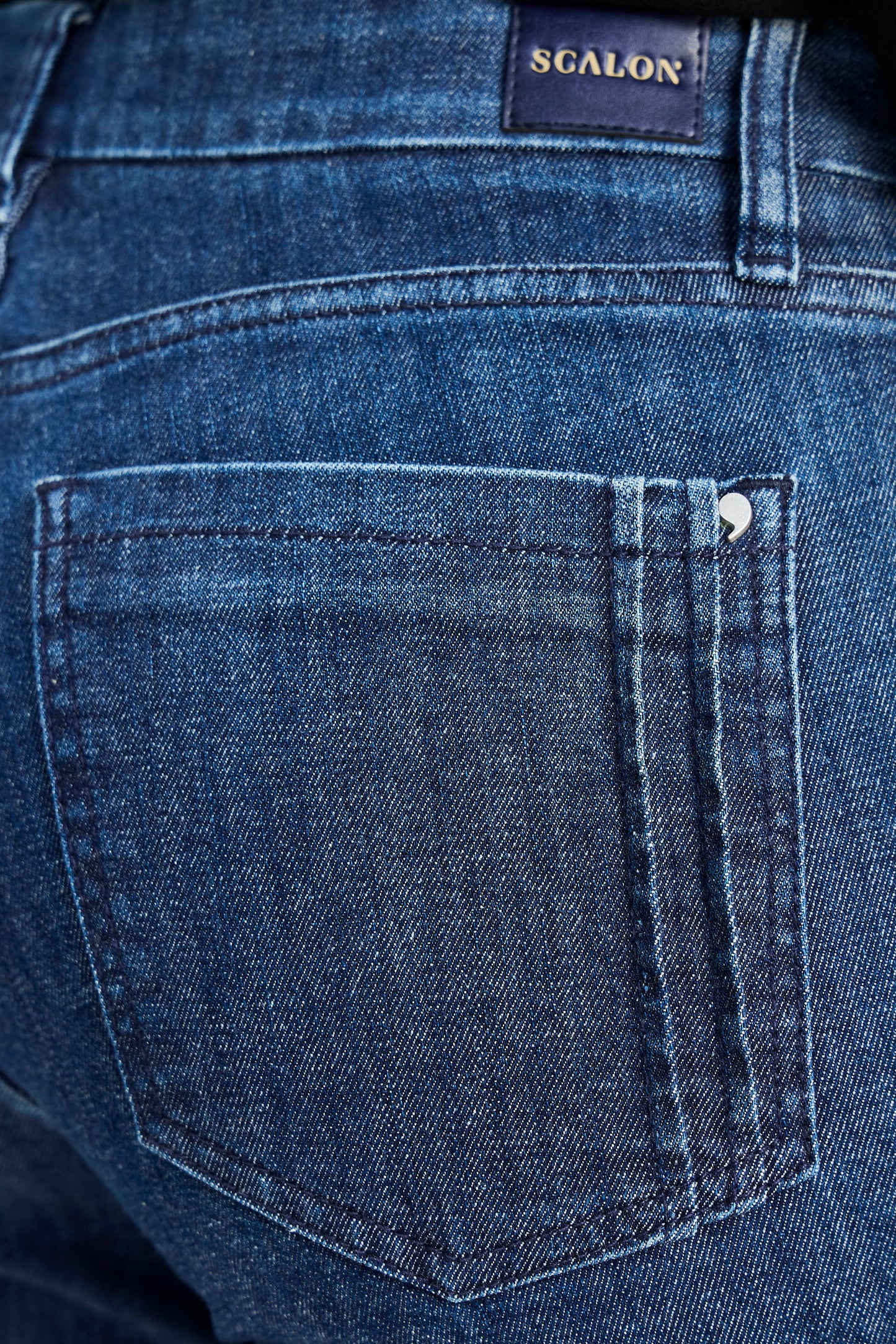 calça jeans reta cintura intermediária com nervuras