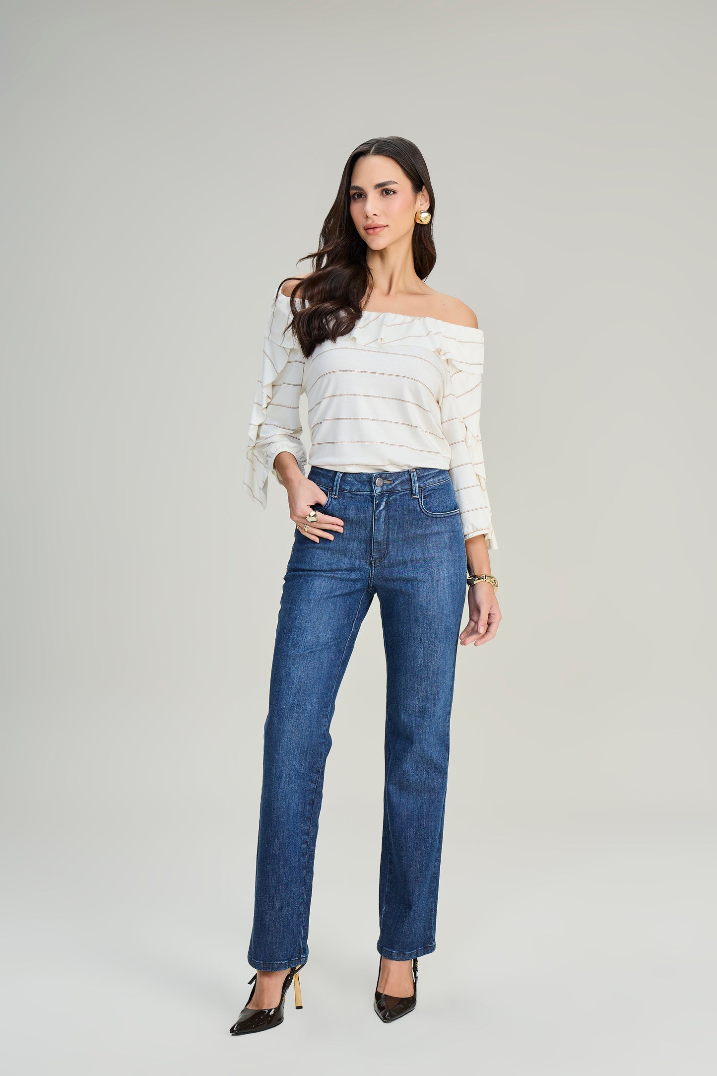 calça jeans reta cintura intermediária com detalhe travete