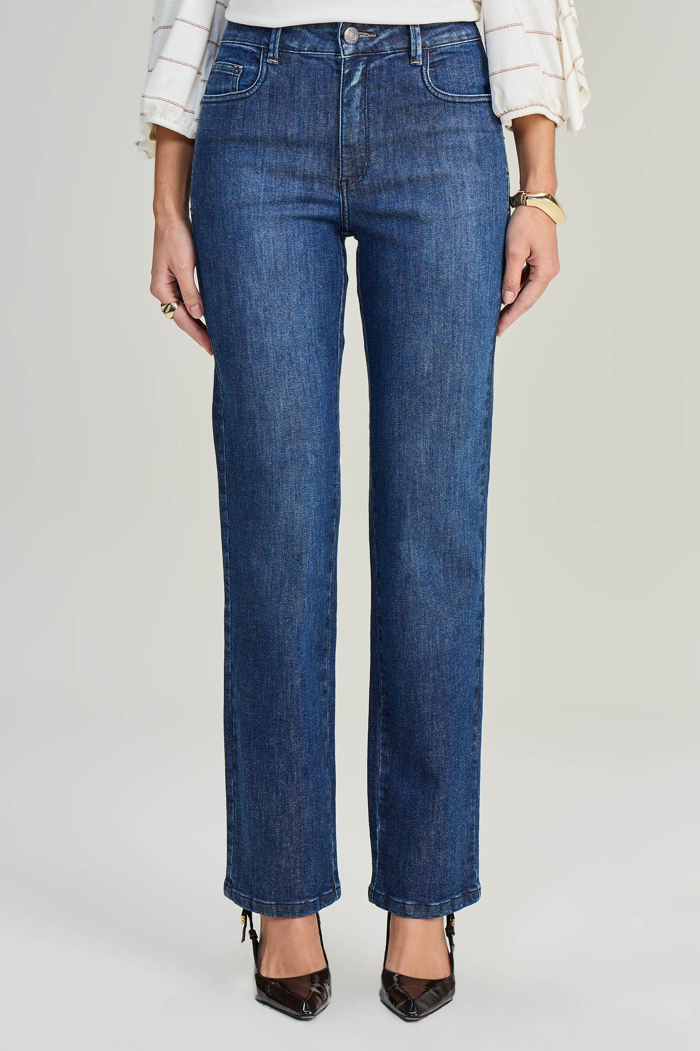 calça jeans reta cintura intermediária com detalhe travete
