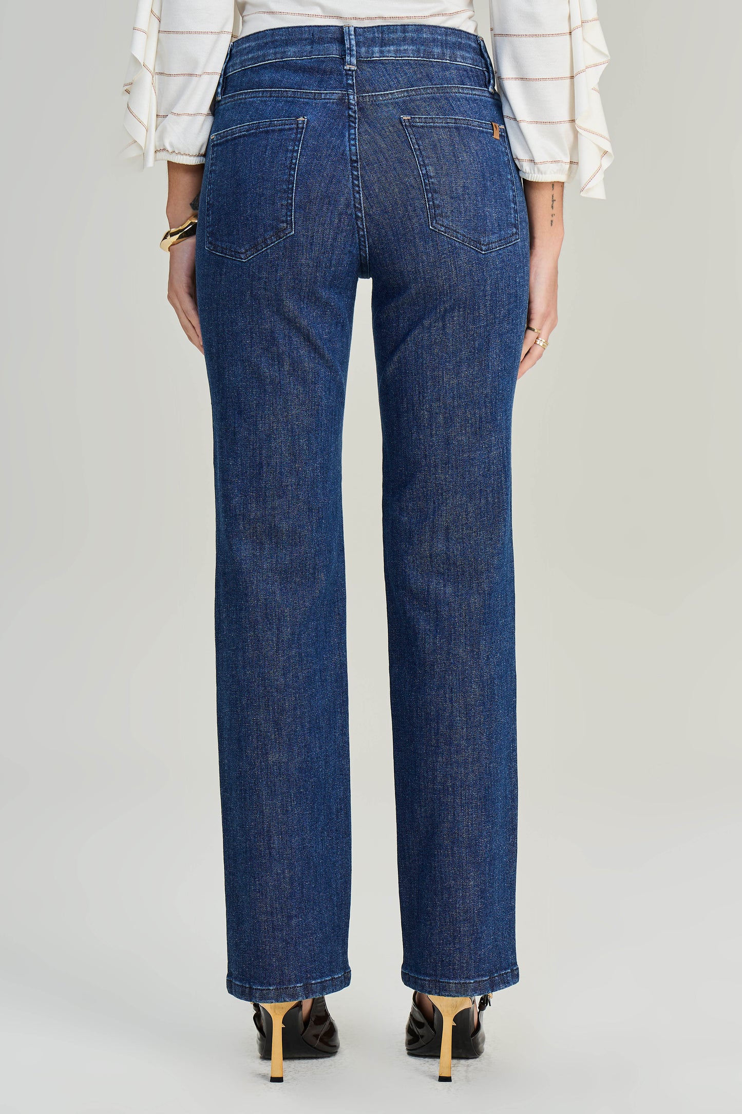 calça jeans reta cintura intermediária com detalhe travete