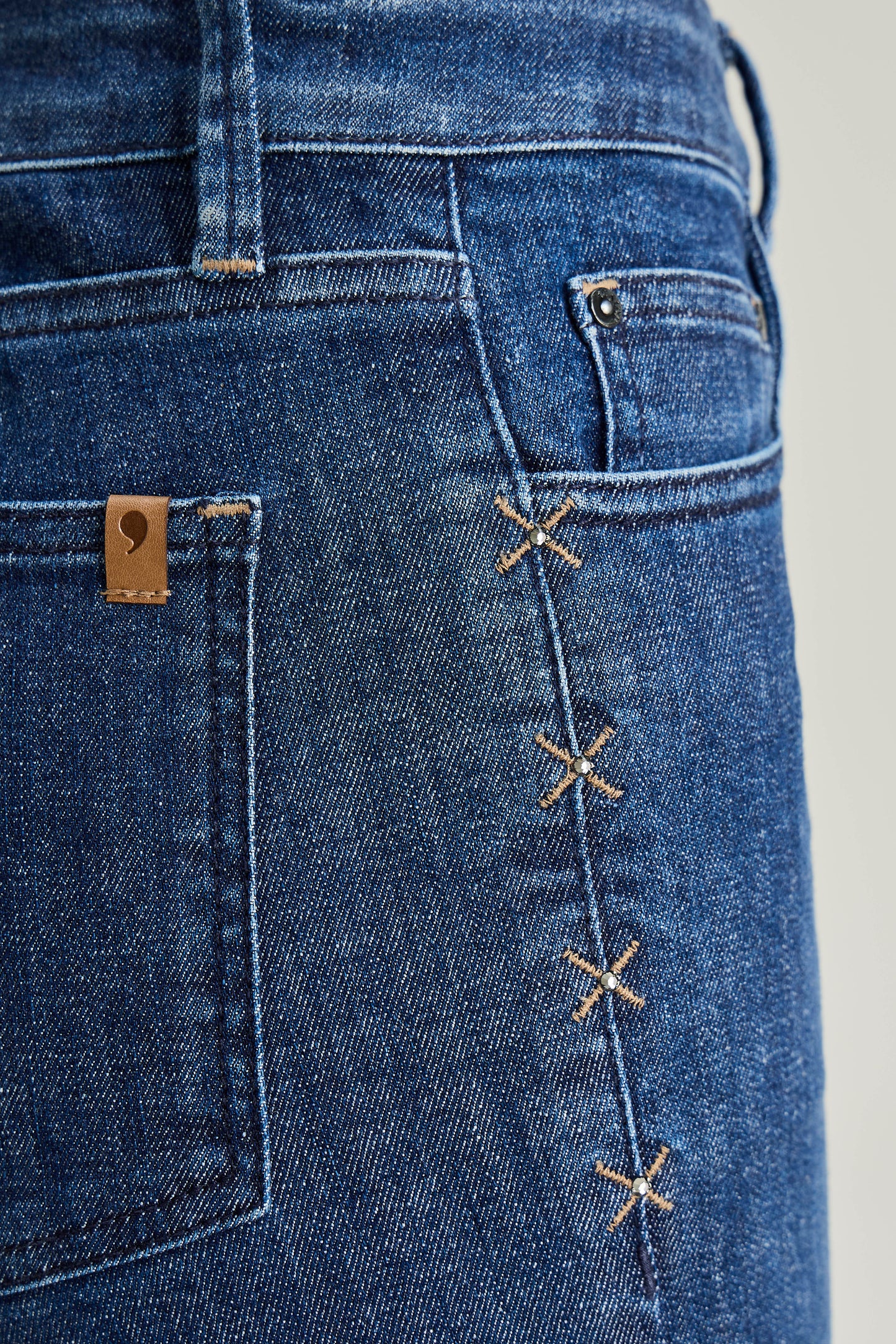 calça jeans reta cintura intermediária com detalhe travete