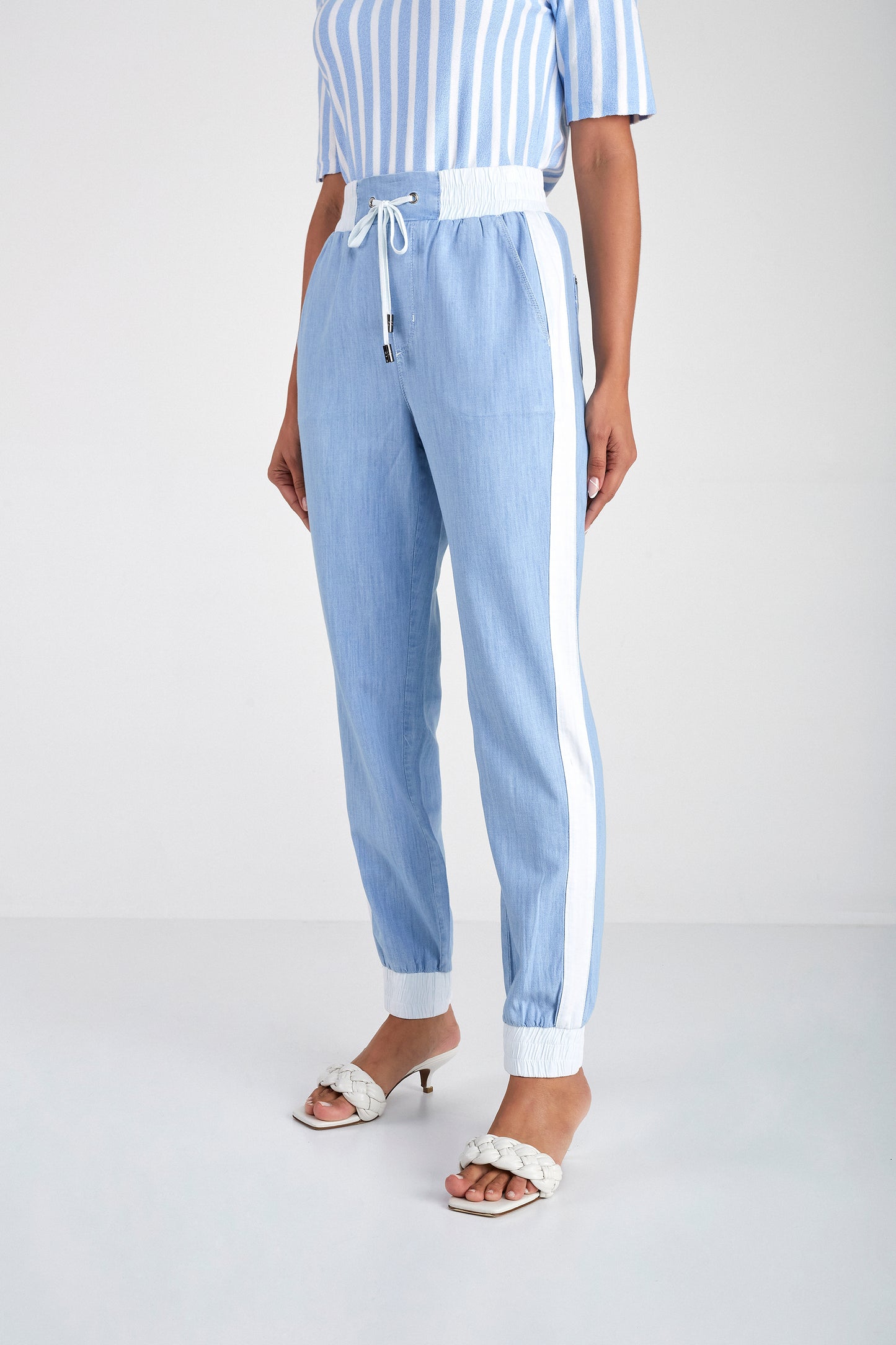 calça jeans jogger cintura intermediária bicolor