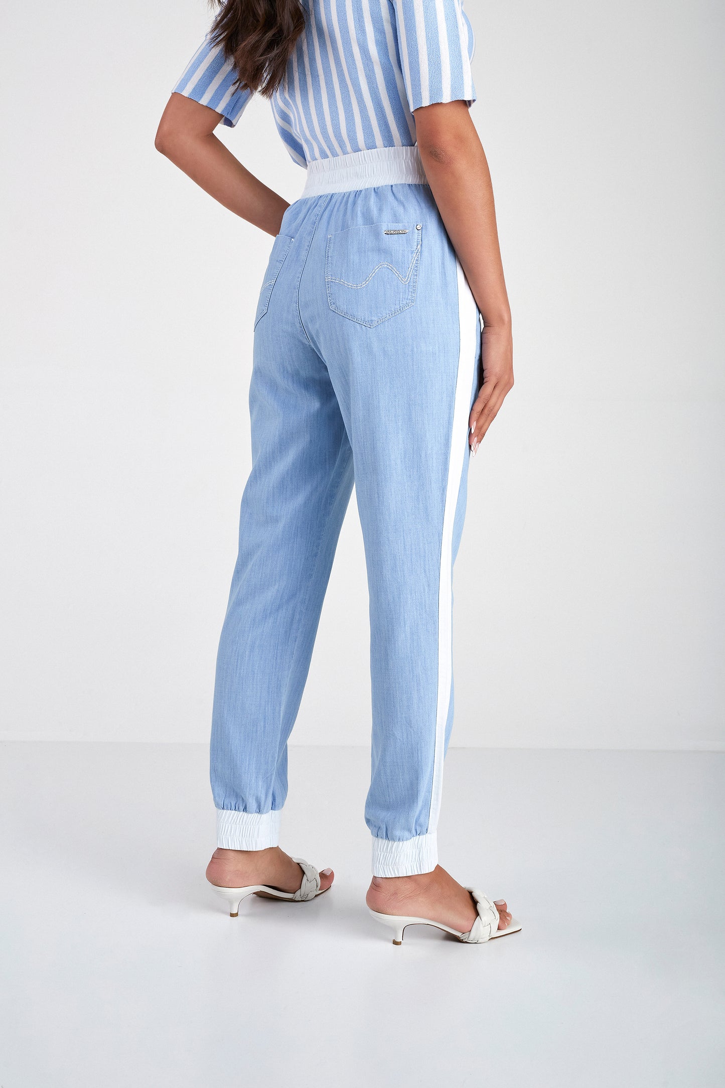 calça jeans jogger cintura intermediária bicolor