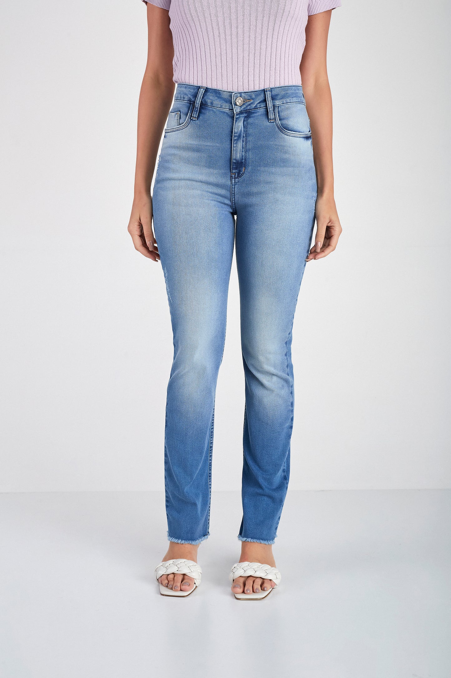 calça jeans reta cintura intermediária com barra a fio