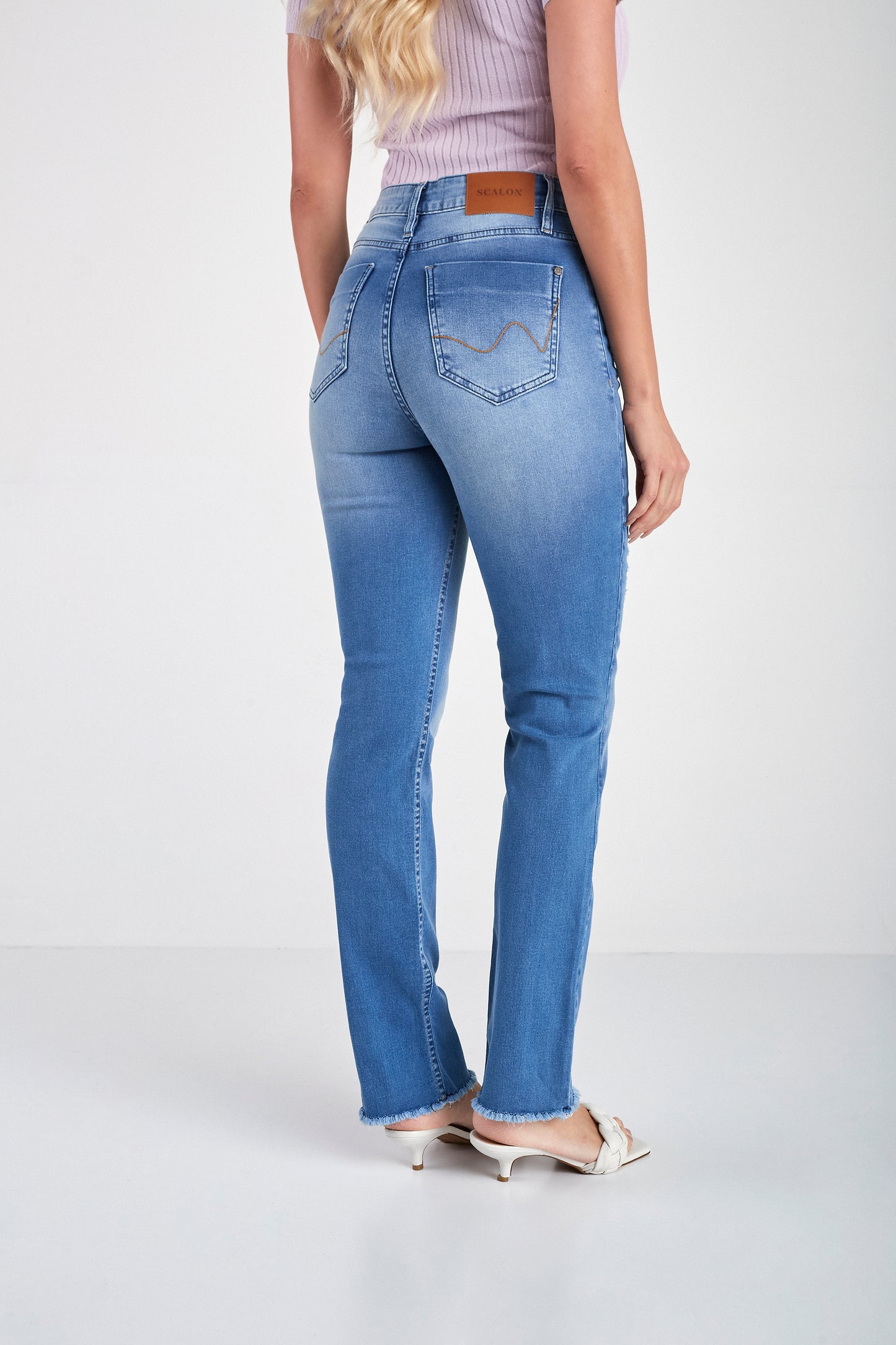 calça jeans reta cintura intermediária com barra a fio