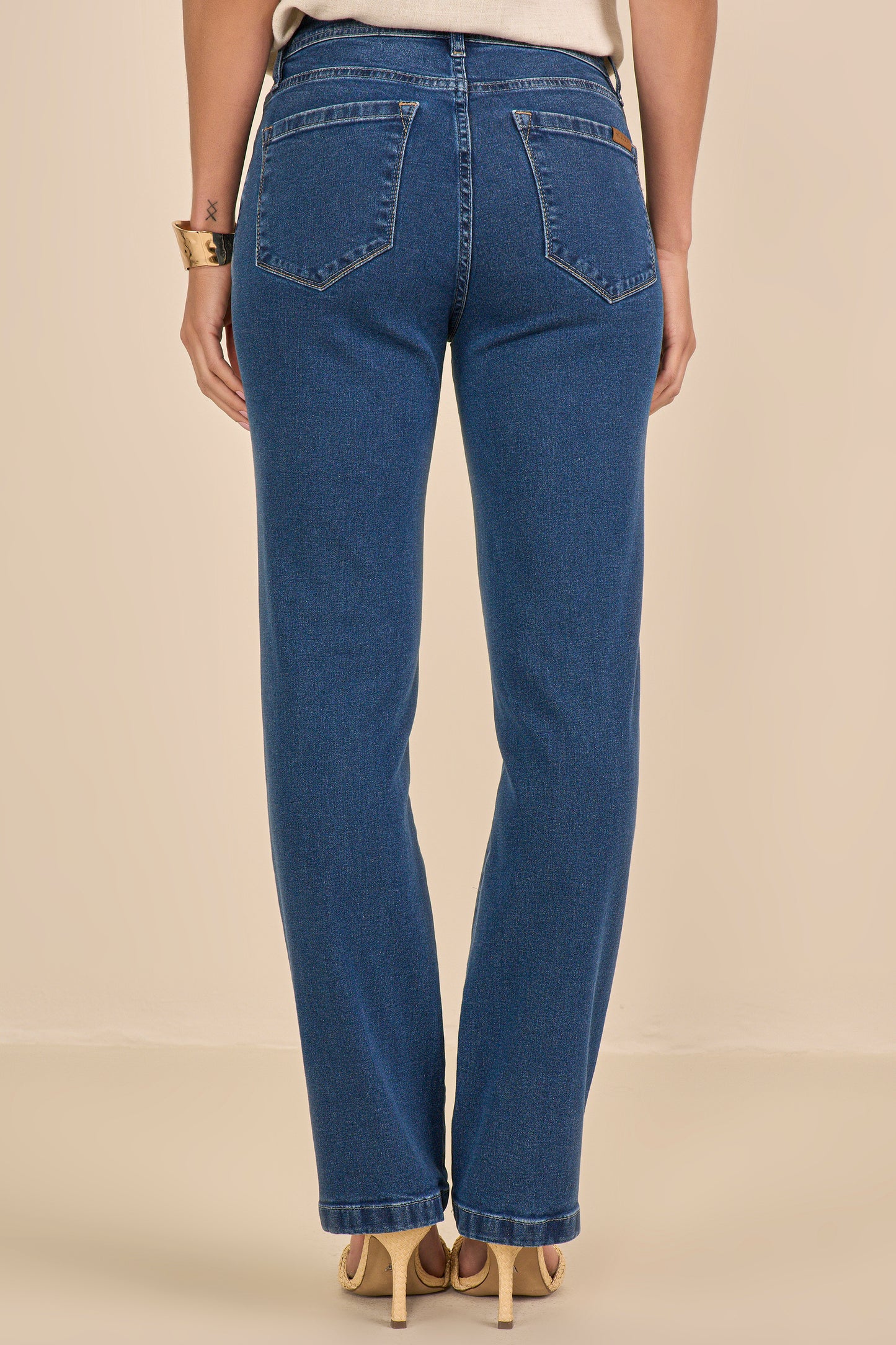 calça jeans reta cintura intermediária com detalhe pesponto