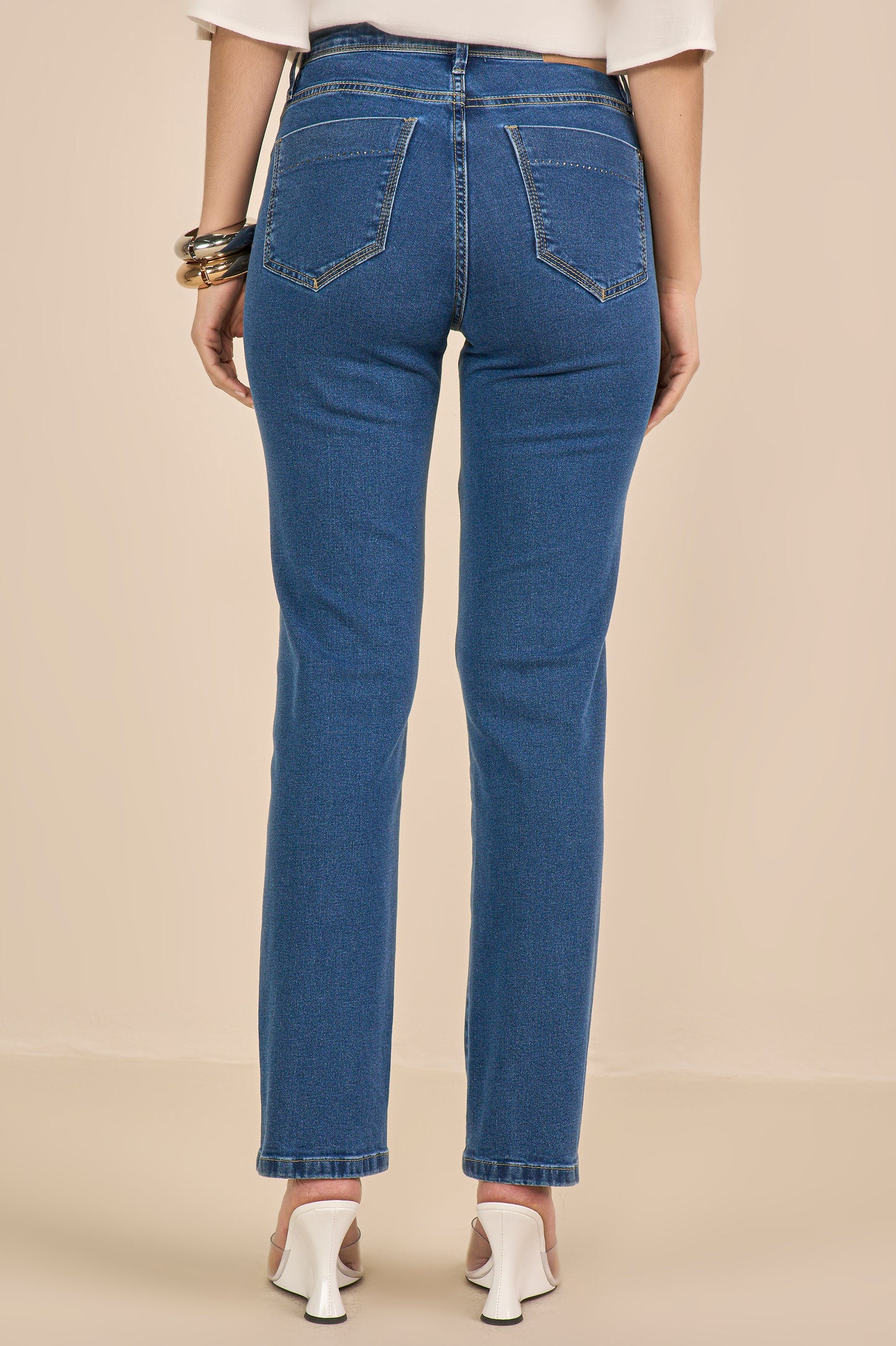 calça jeans reta cintura intermediária com cristais