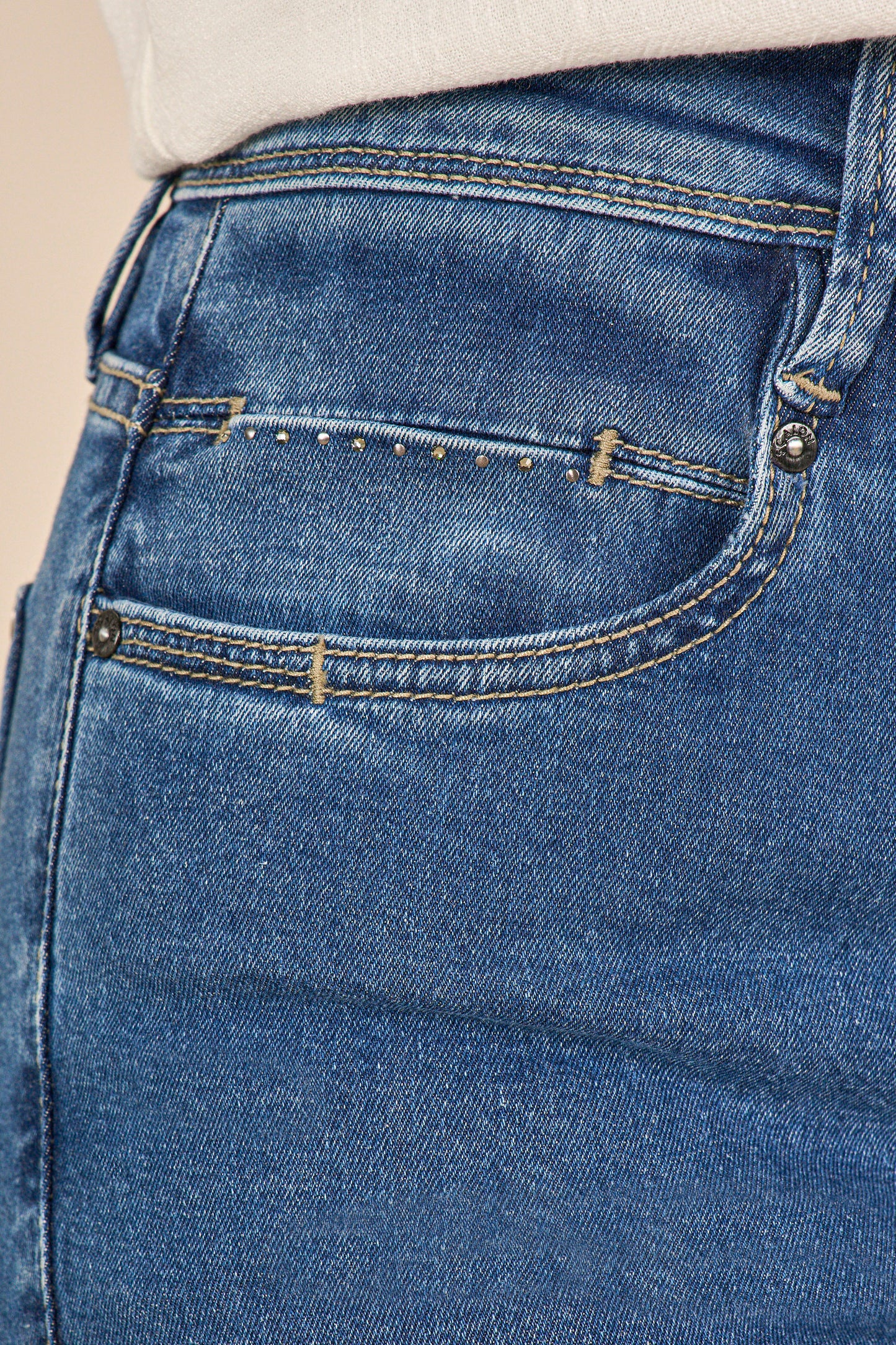 calça jeans reta cintura intermediária com cristais