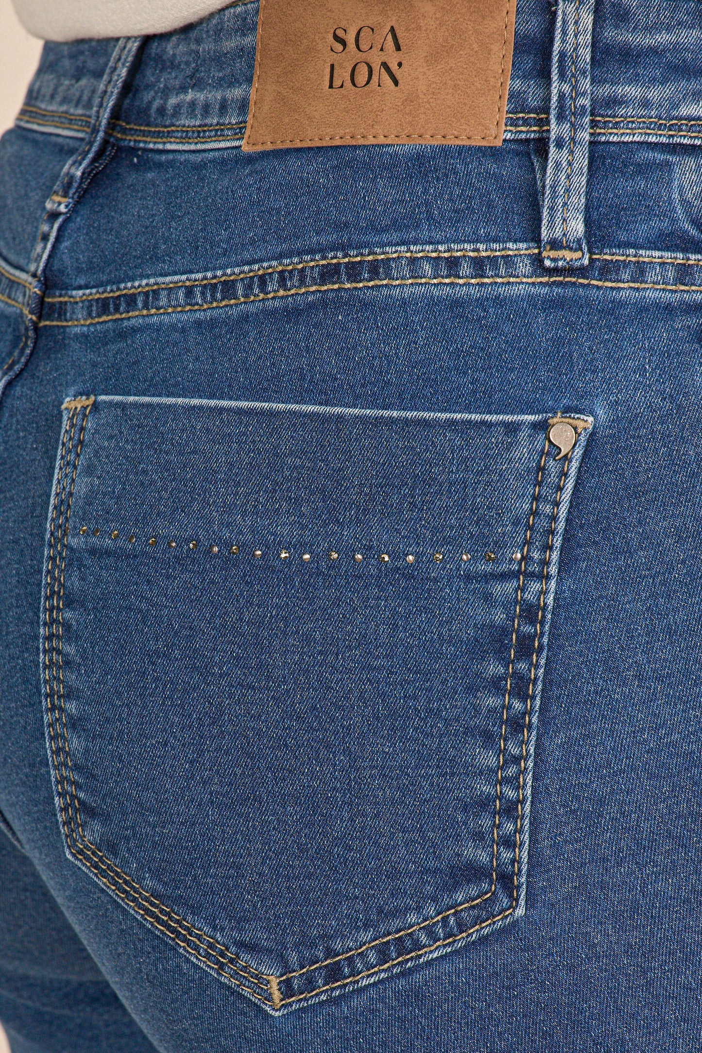 calça jeans reta cintura intermediária com cristais