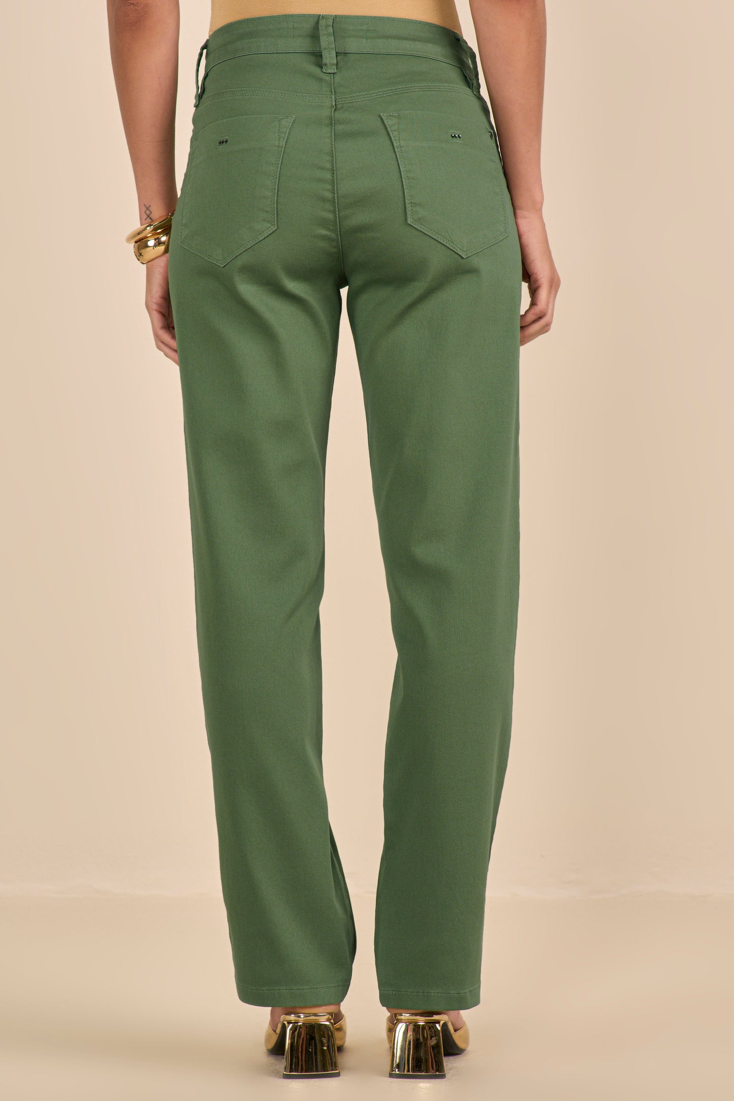 calça sarja color reta cintura intermediária com cristais