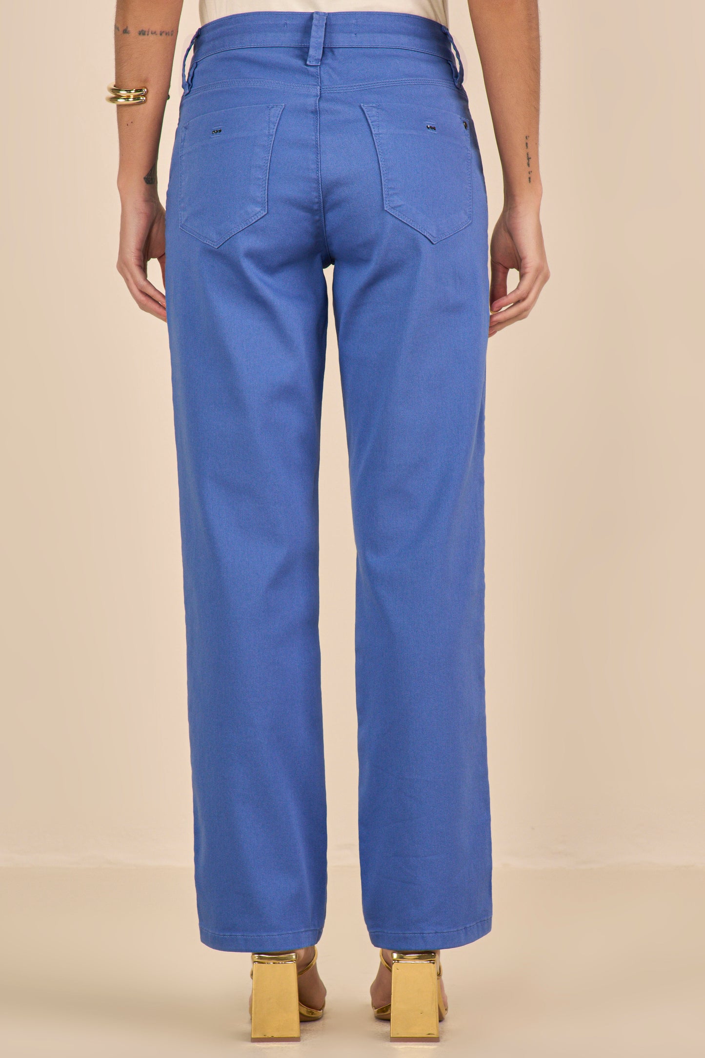calça sarja color reta cintura intermediária com cristais