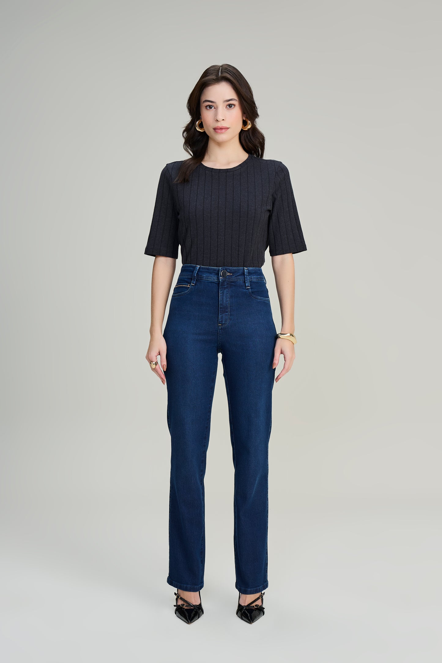 calça jeans reta cintura intermediária com ponto corrente