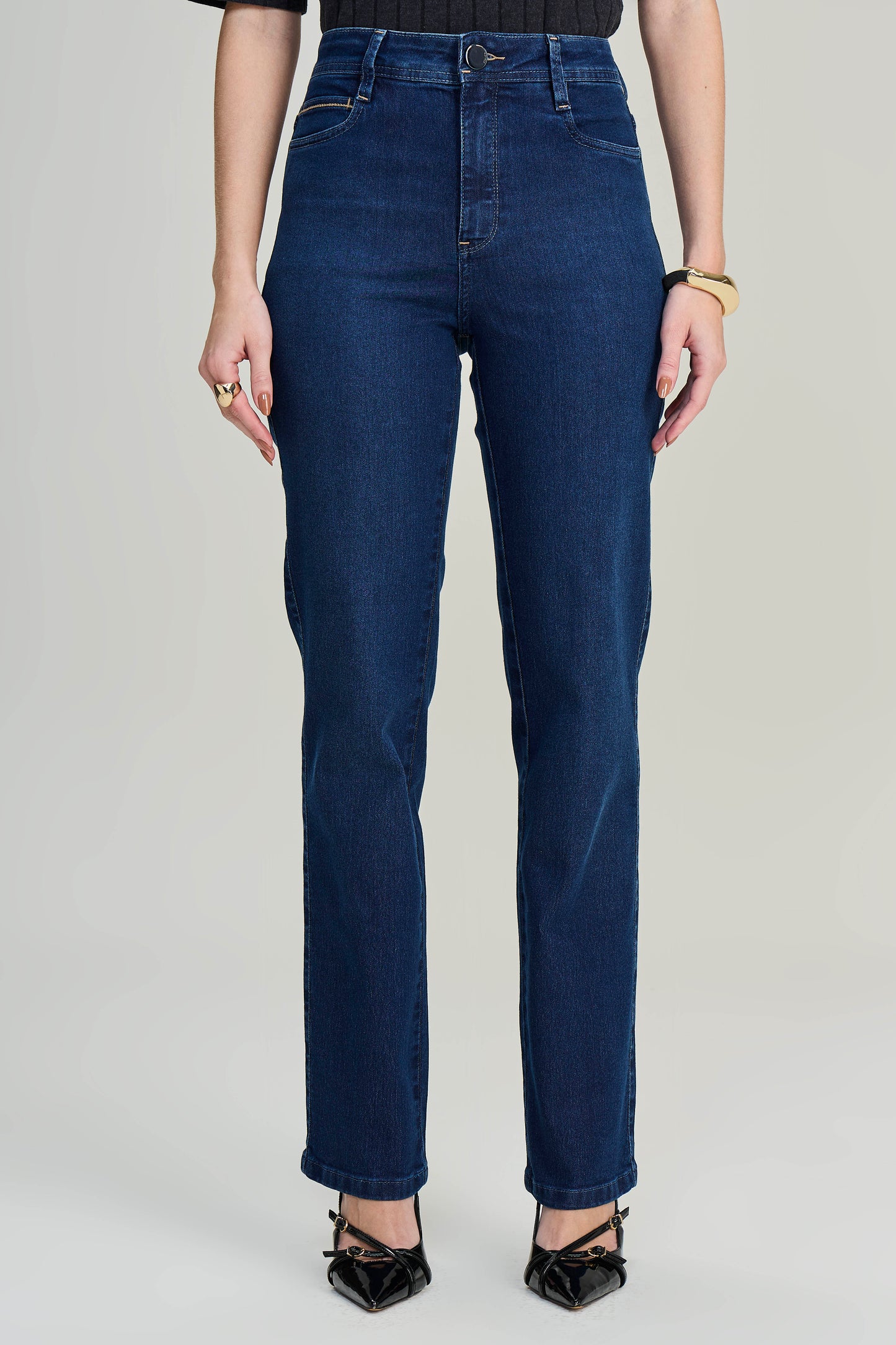 calça jeans reta cintura intermediária com ponto corrente