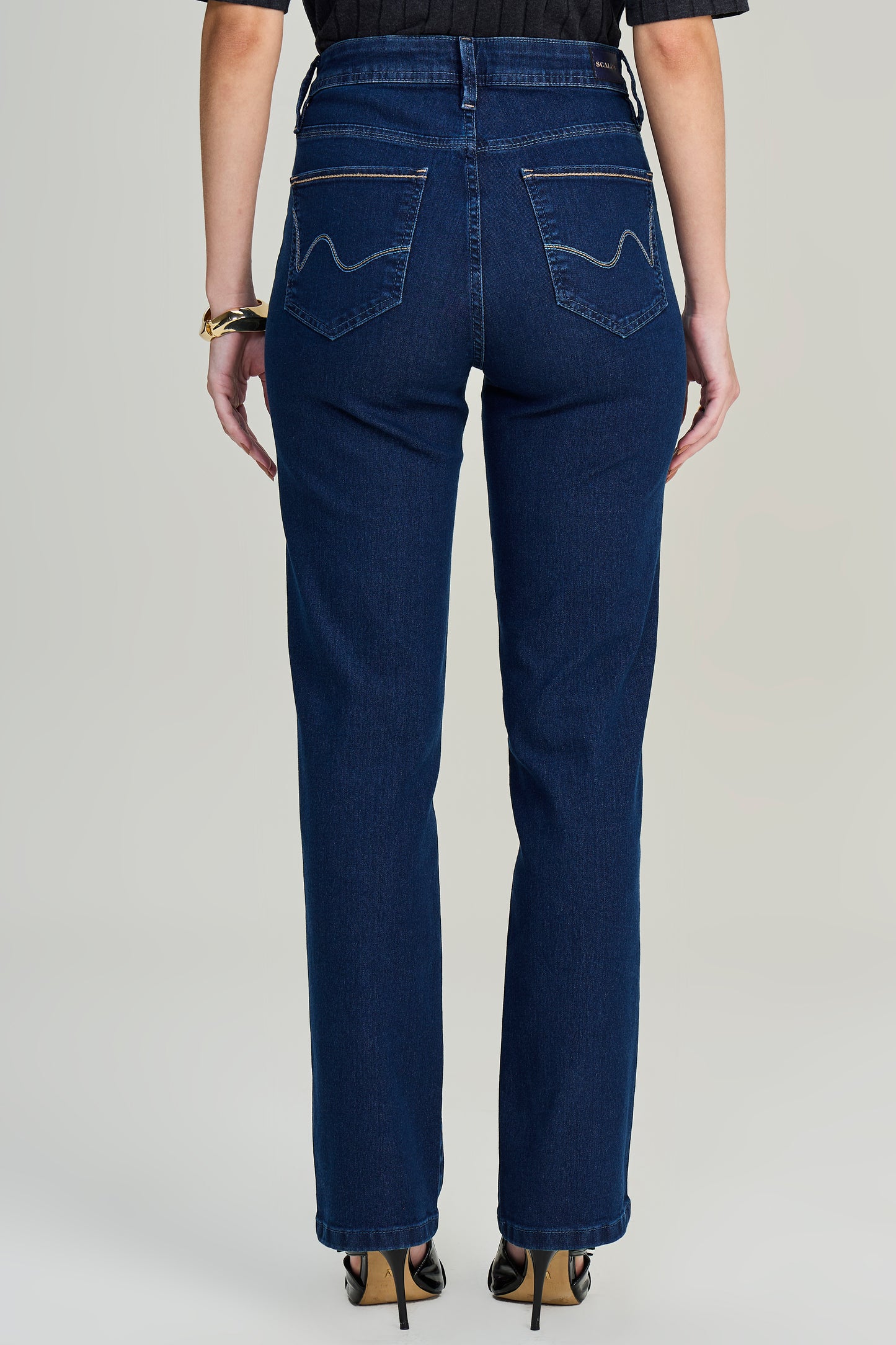 calça jeans reta cintura intermediária com ponto corrente