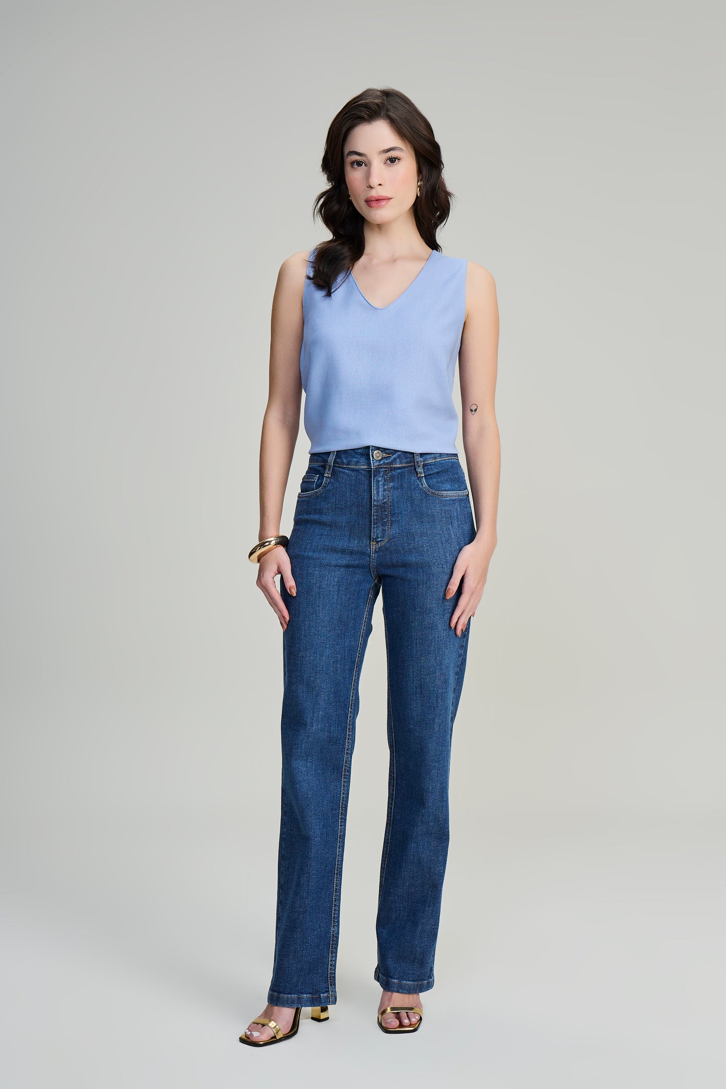 calça jeans reta cintura intermediária com bordado