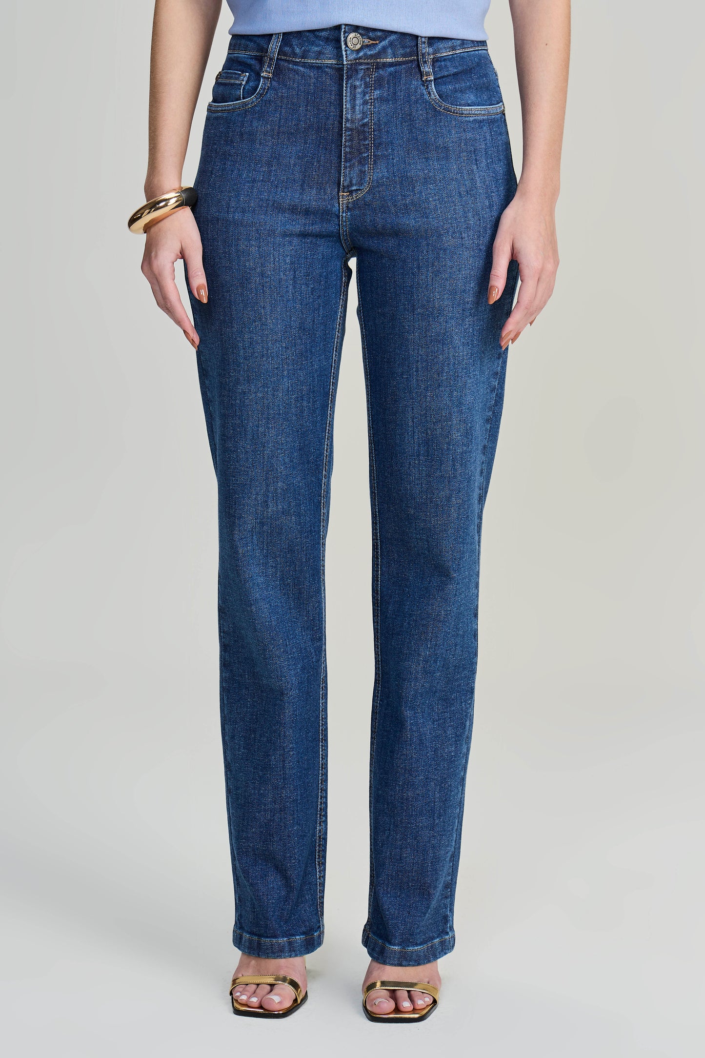 calça jeans reta cintura intermediária com bordado